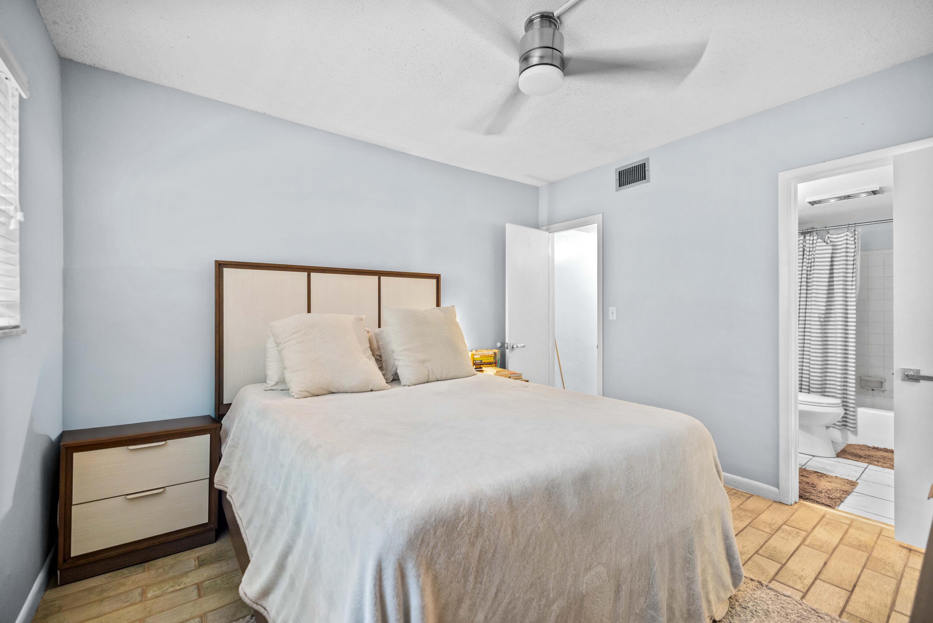 1900 NE 8TH #104, Fort Lauderdale FL 33304