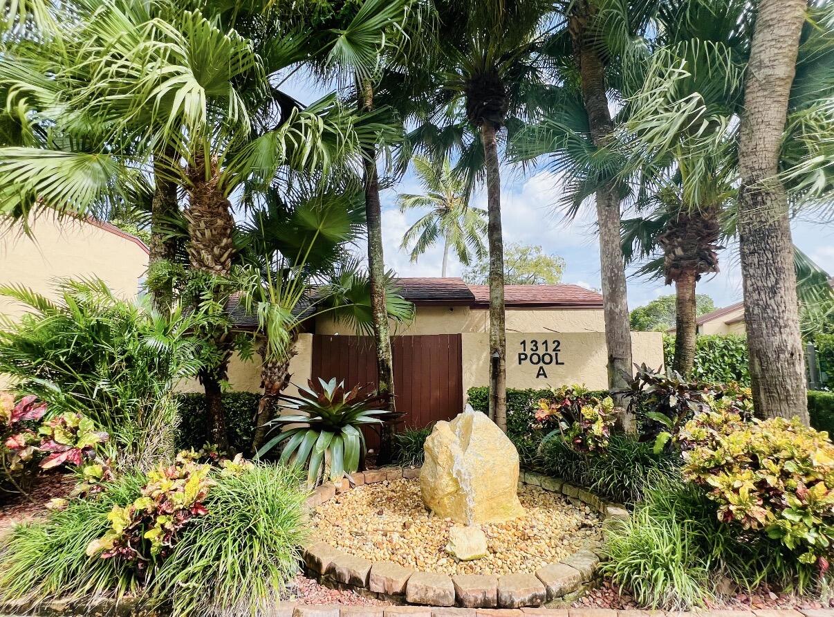 206 Lakeview, Royal Palm Beach FL 33411