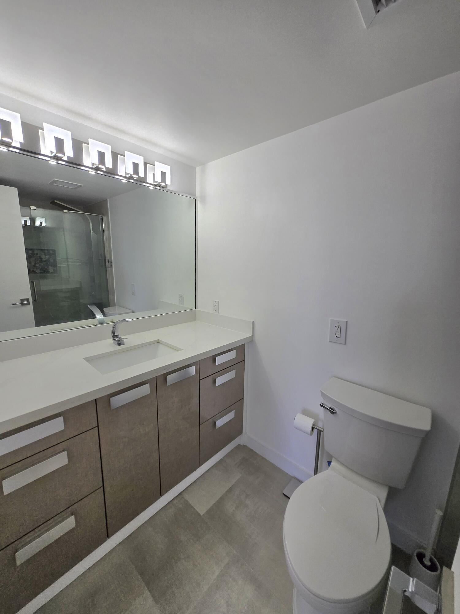 137 GOLDEN ISLES #414, Hallandale Beach FL 33009