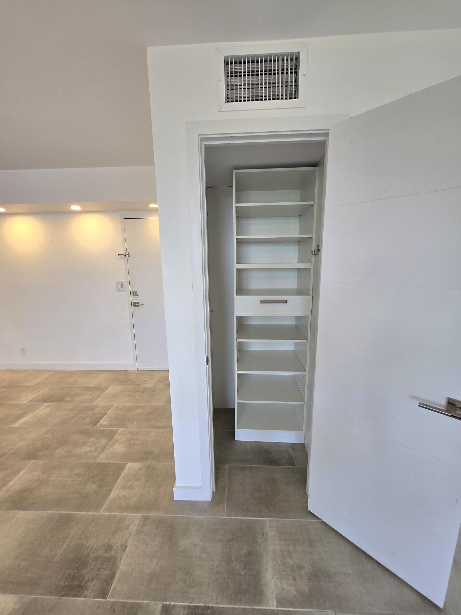 137 GOLDEN ISLES #414, Hallandale Beach FL 33009