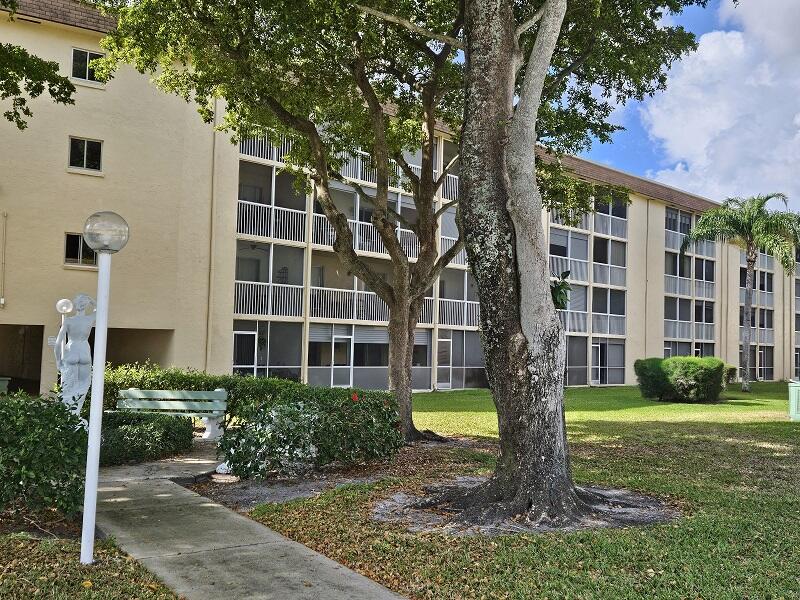 300 VILLAGE GREEN #114, Palm Springs FL 33461
