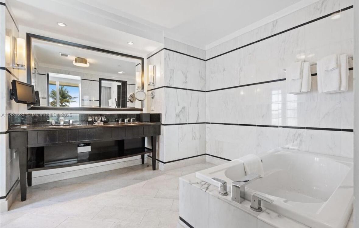 4391 Collins #623, Miami Beach FL 33140