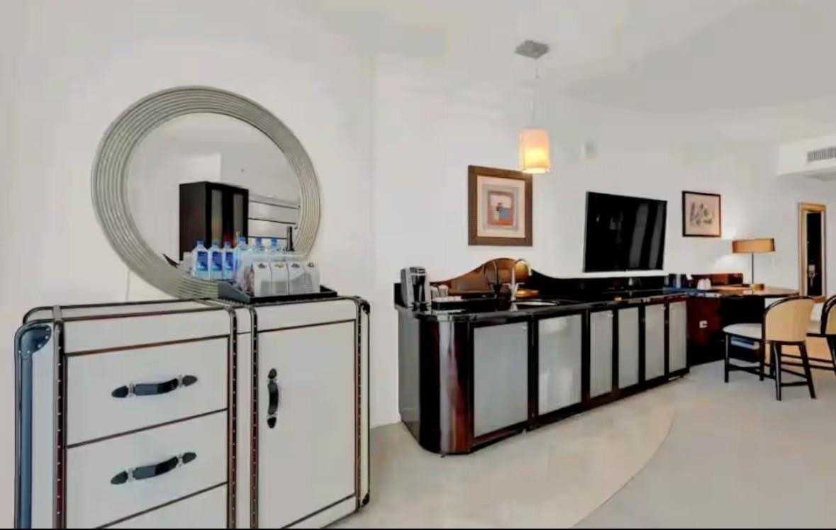 4391 Collins #1913, Miami Beach FL 33140