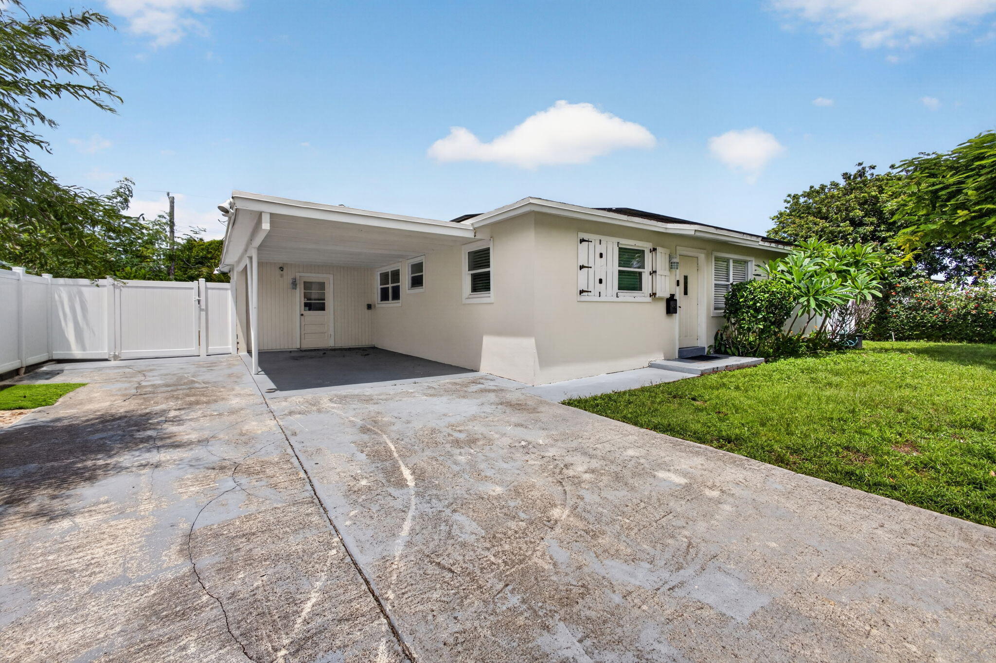 813 Date Palm, Lake Park FL 33403