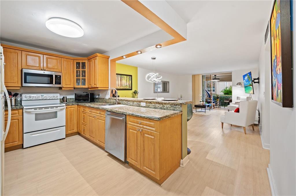 424 SE 10TH #104, Dania Beach FL 33004
