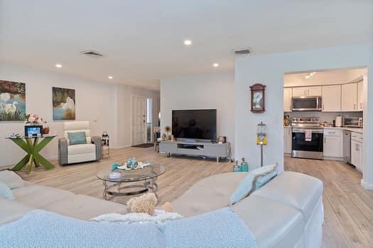 415 Pine Tree #16, Atlantis FL 33462