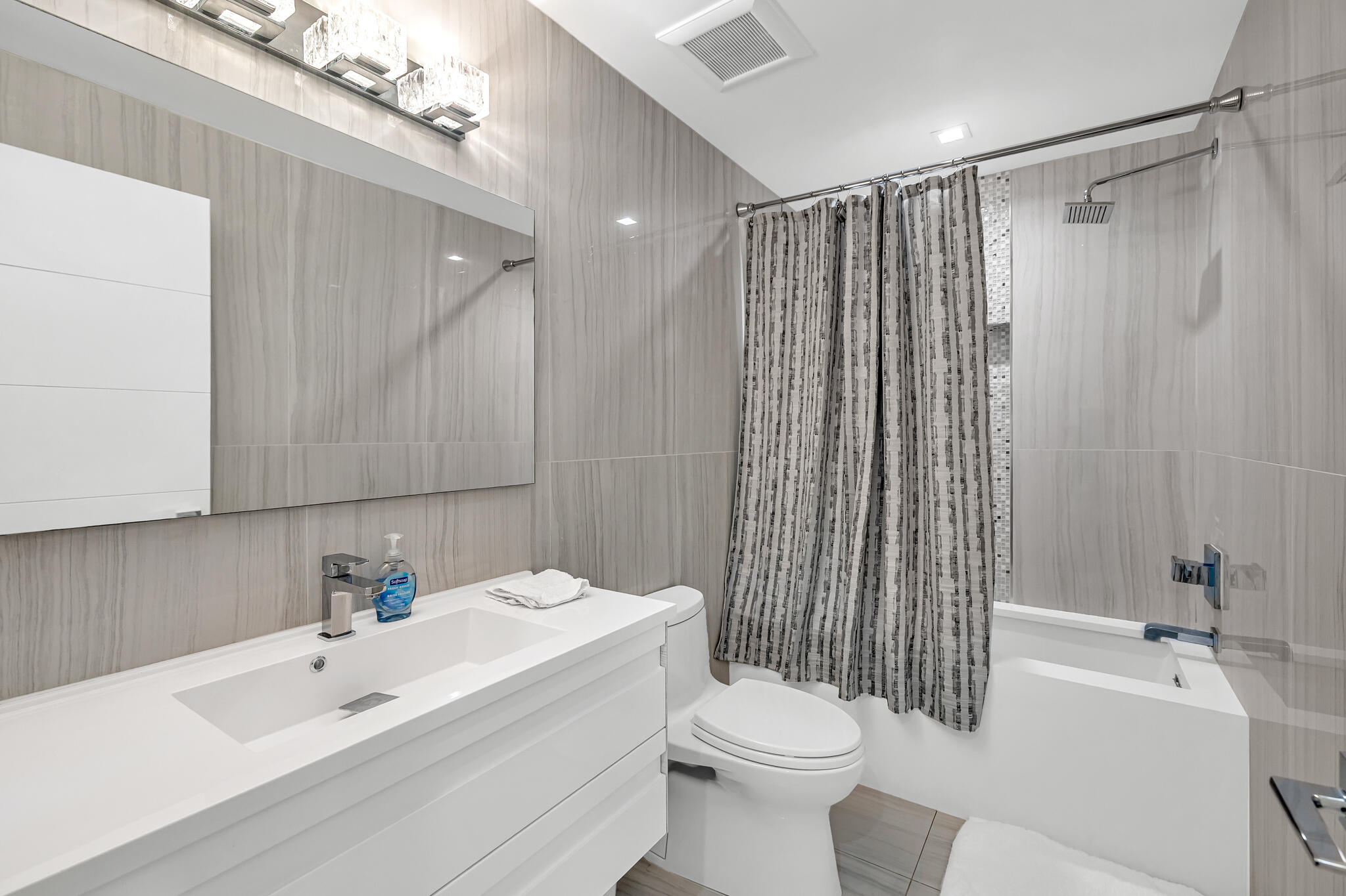 4921 NE 28TH, Lighthouse Point FL 33064