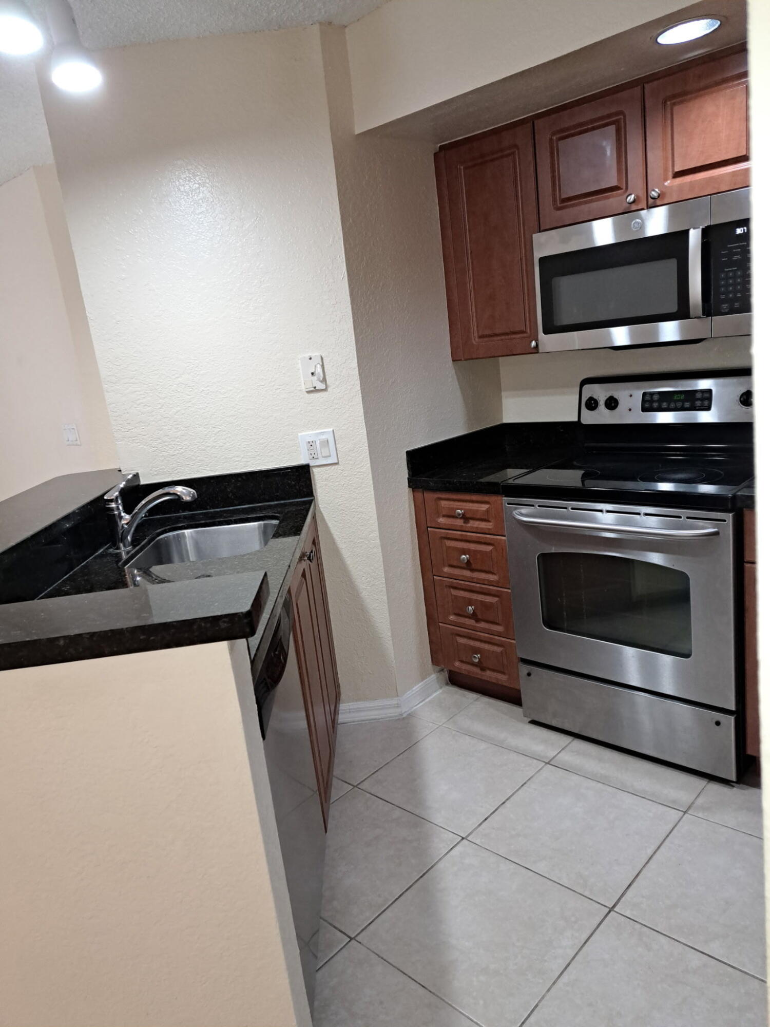 3470 PINEWALK #212, Margate FL 33063