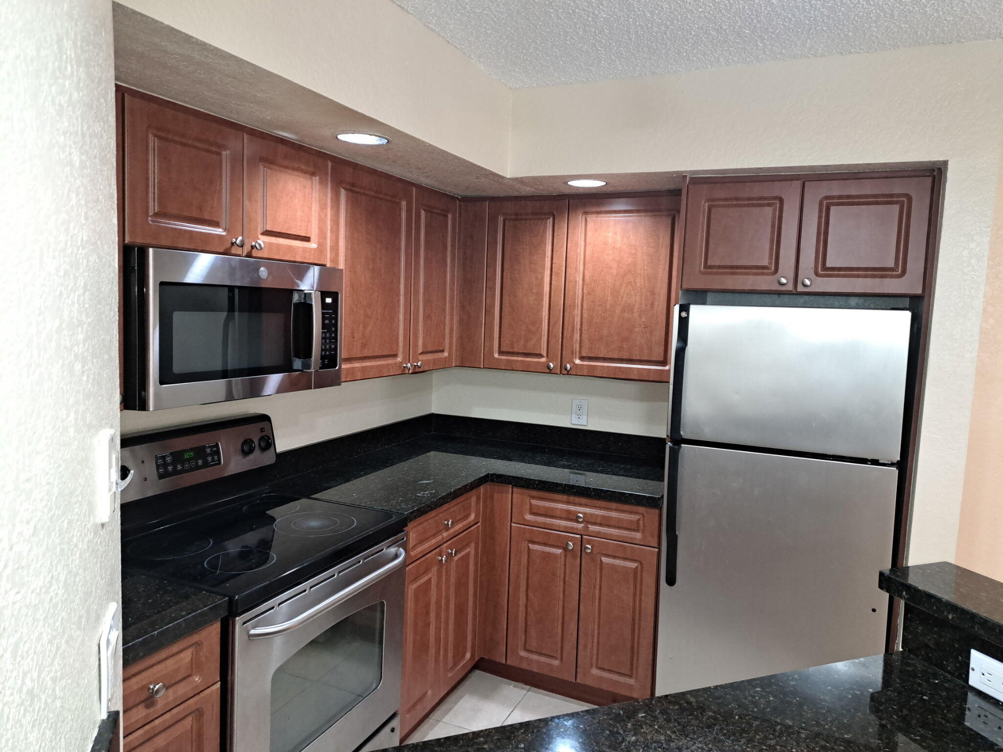 3470 PINEWALK #212, Margate FL 33063