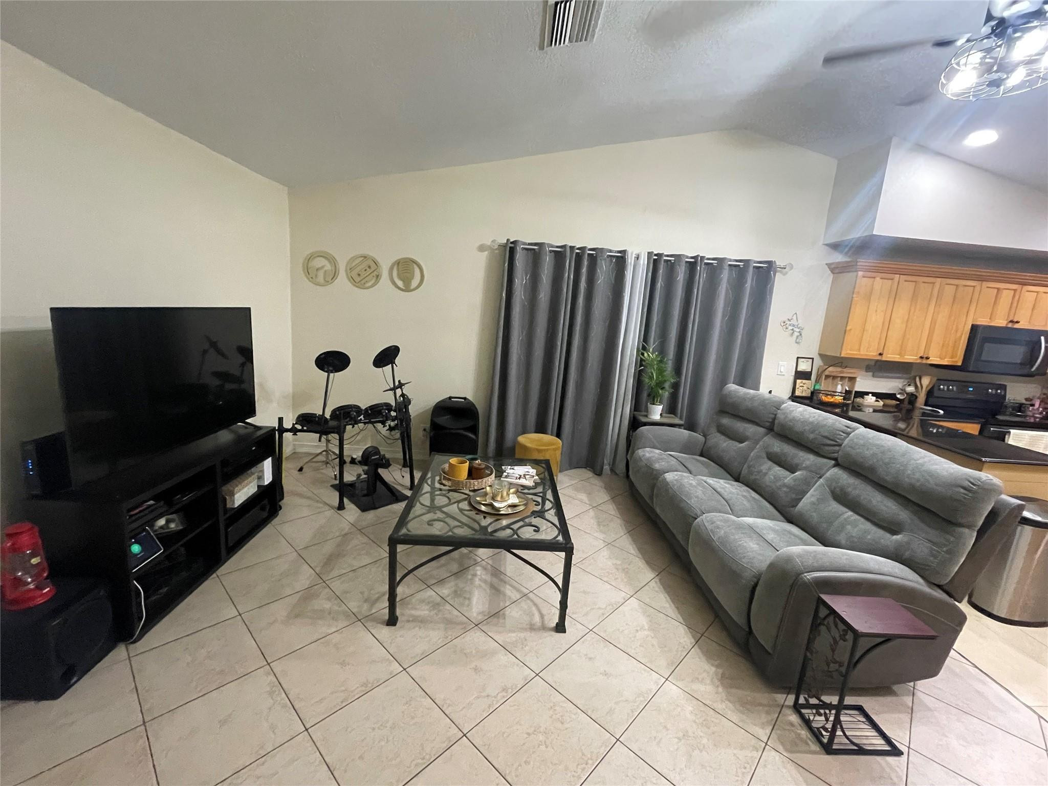 8311 NW 53RD, Lauderhill FL 33351