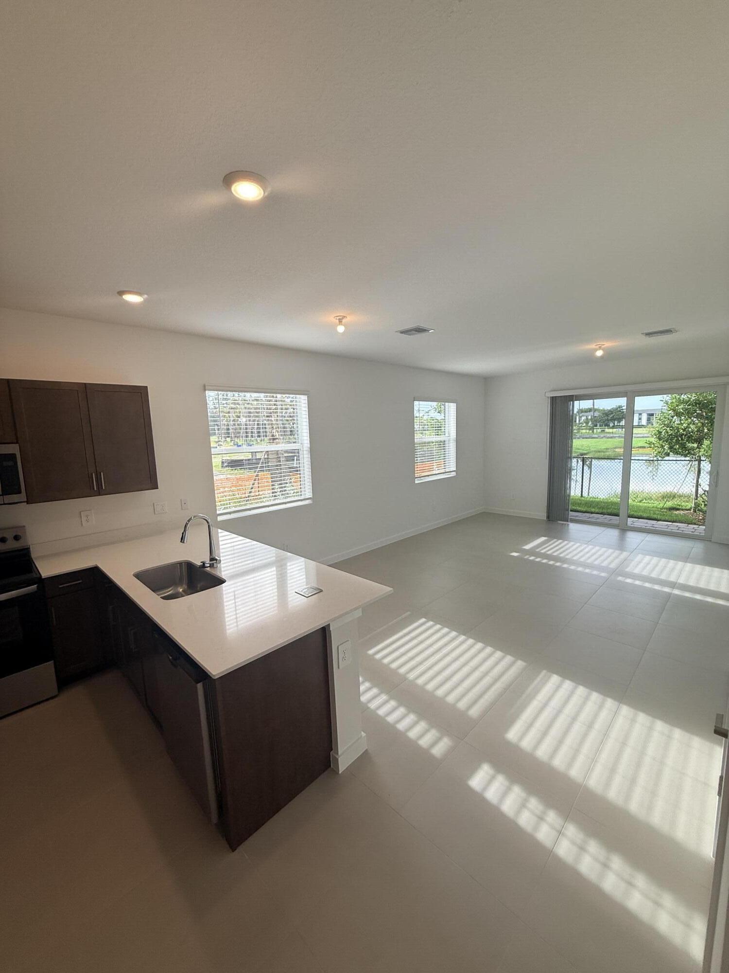 147 LAKESIDE LANDING, Royal Palm Beach FL 33411