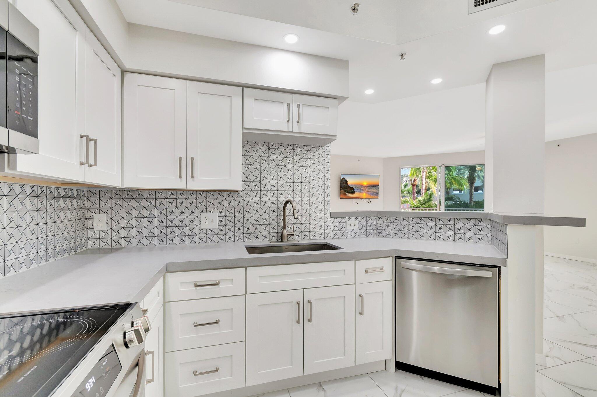 802 W WINDWARD #316, Lantana FL 33462