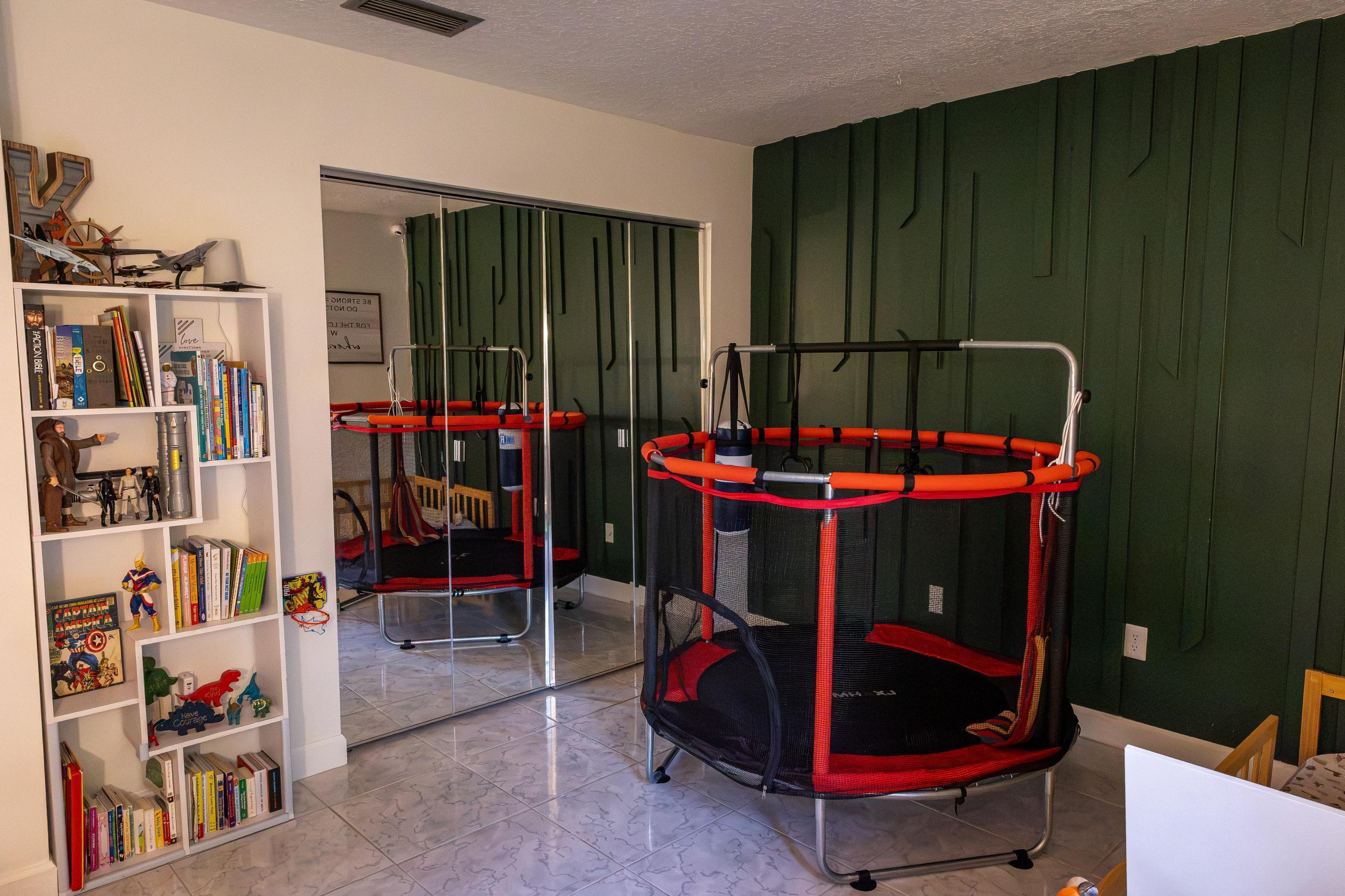 803 LAKEVIEW, Royal Palm Beach FL 33411