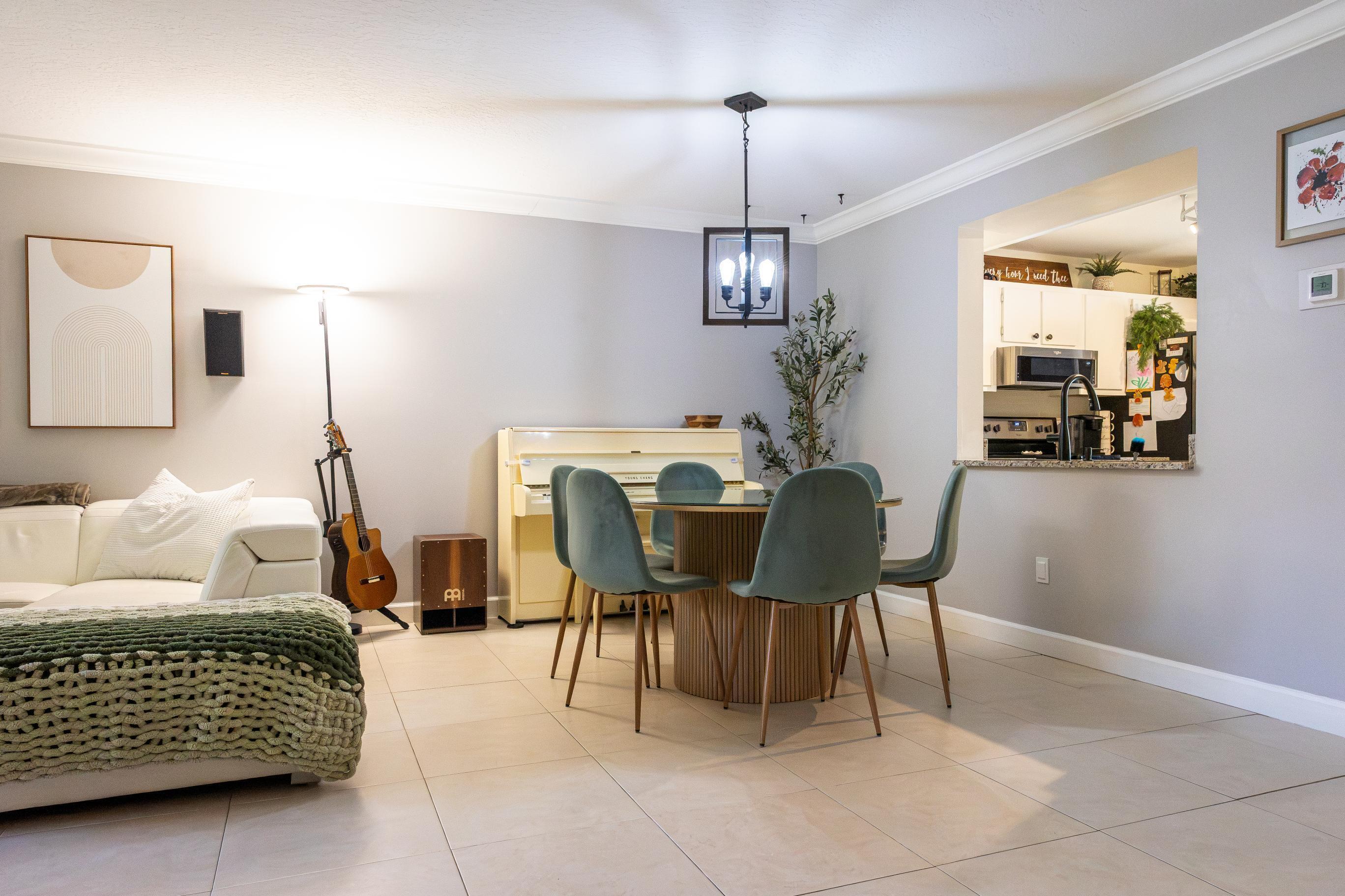 803 LAKEVIEW, Royal Palm Beach FL 33411