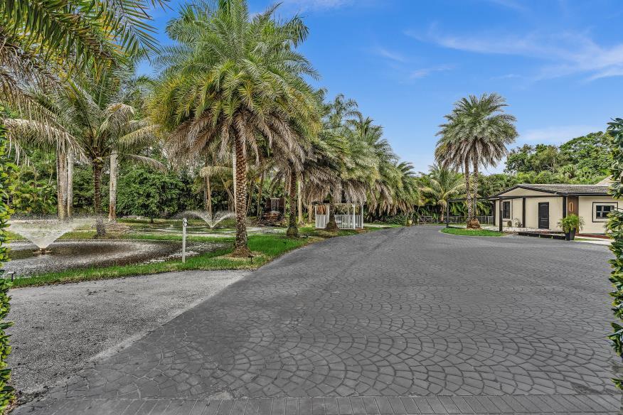 10831 SW 51st, Davie FL 33328