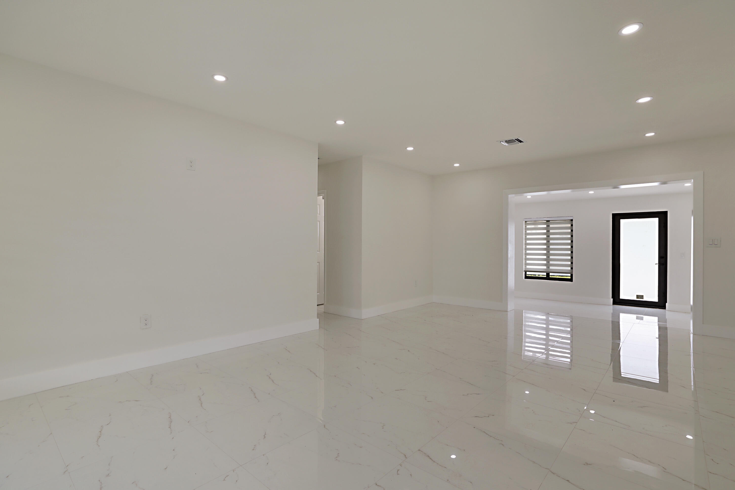 421 FONTANA, Palm Springs FL 33461