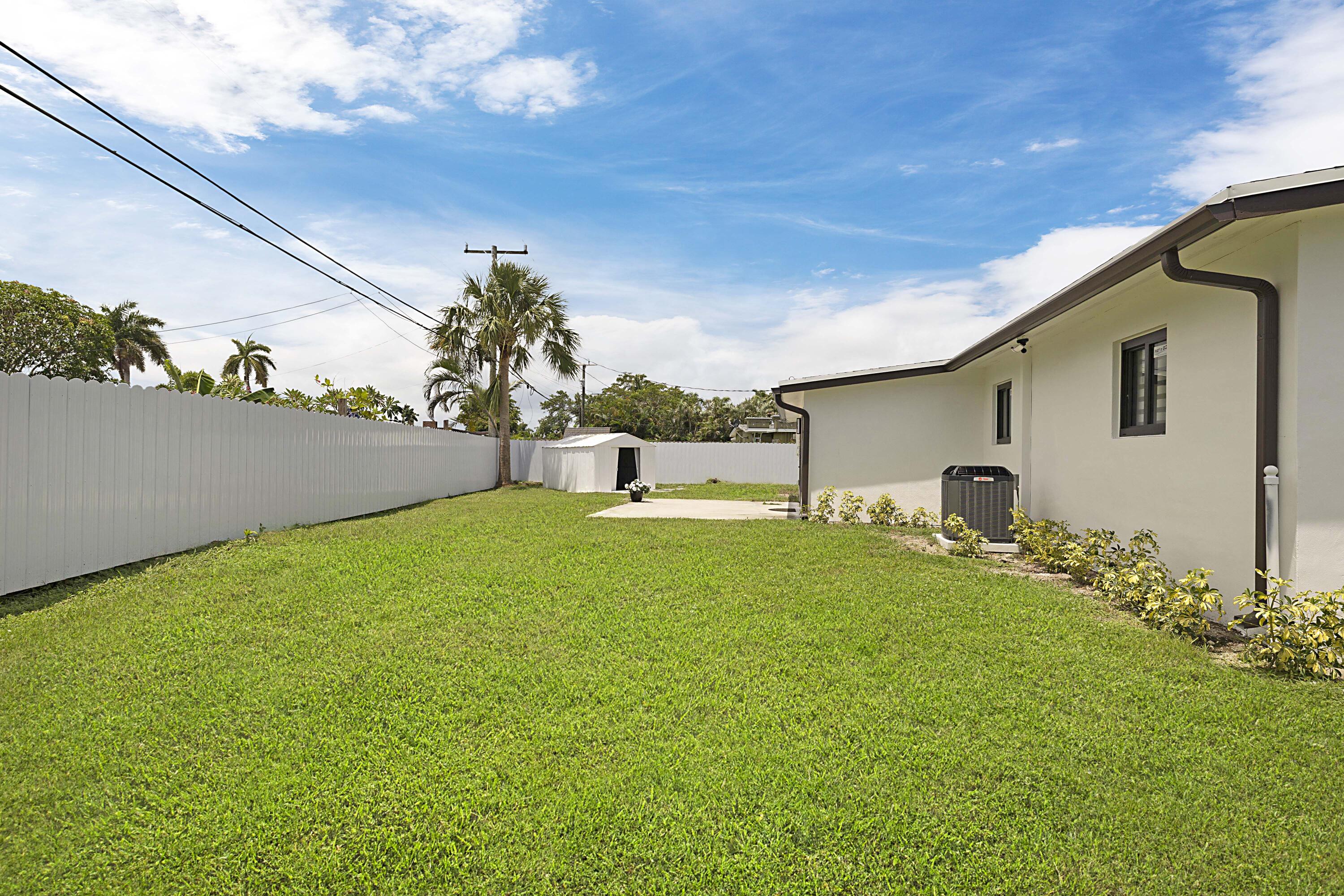 421 FONTANA, Palm Springs FL 33461