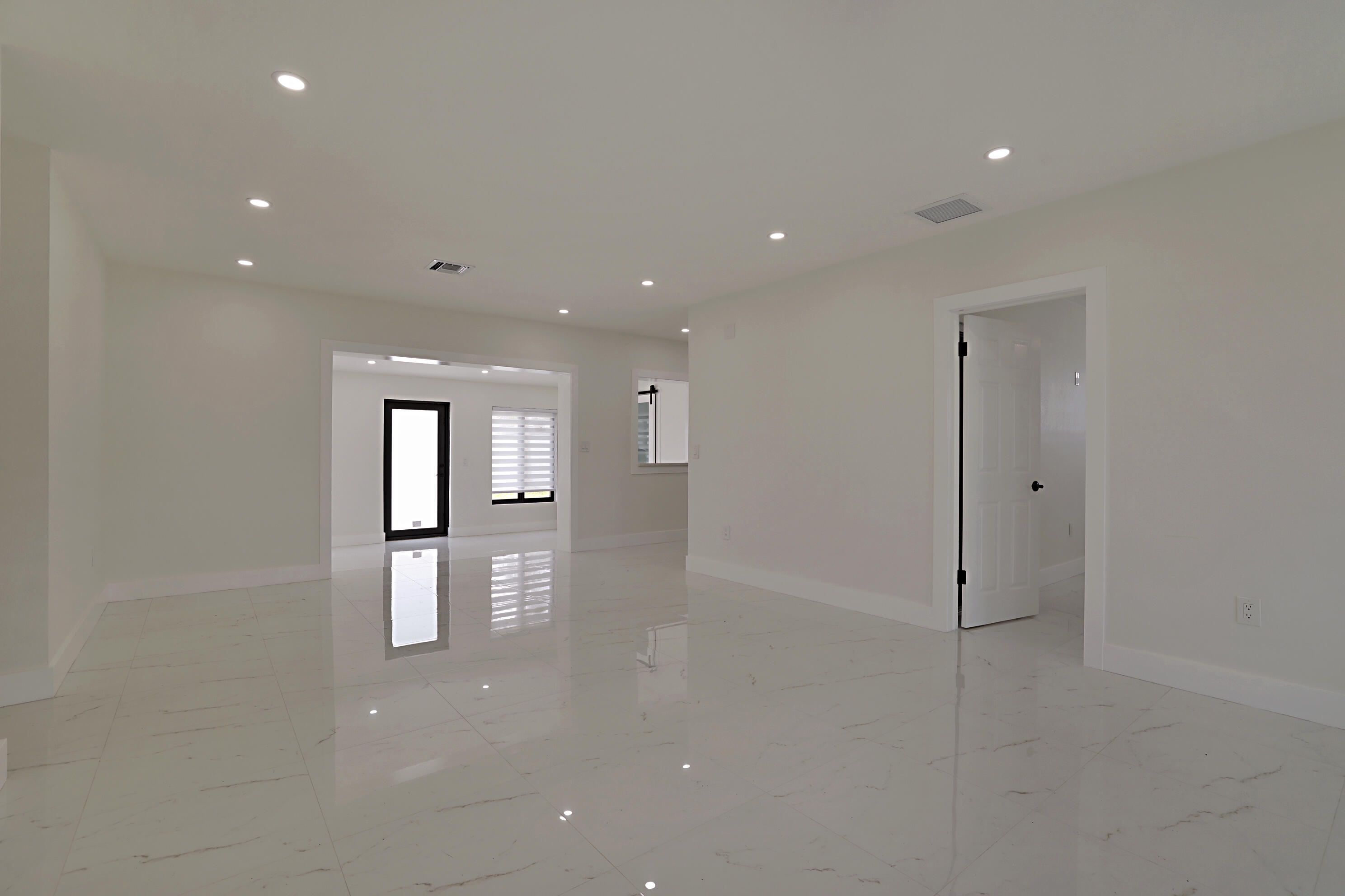 421 FONTANA, Palm Springs FL 33461