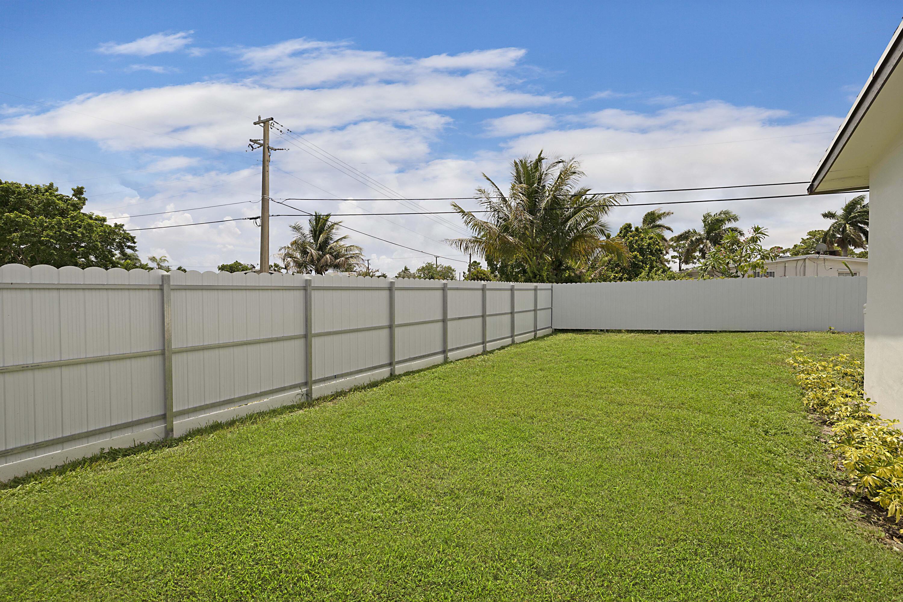421 FONTANA, Palm Springs FL 33461
