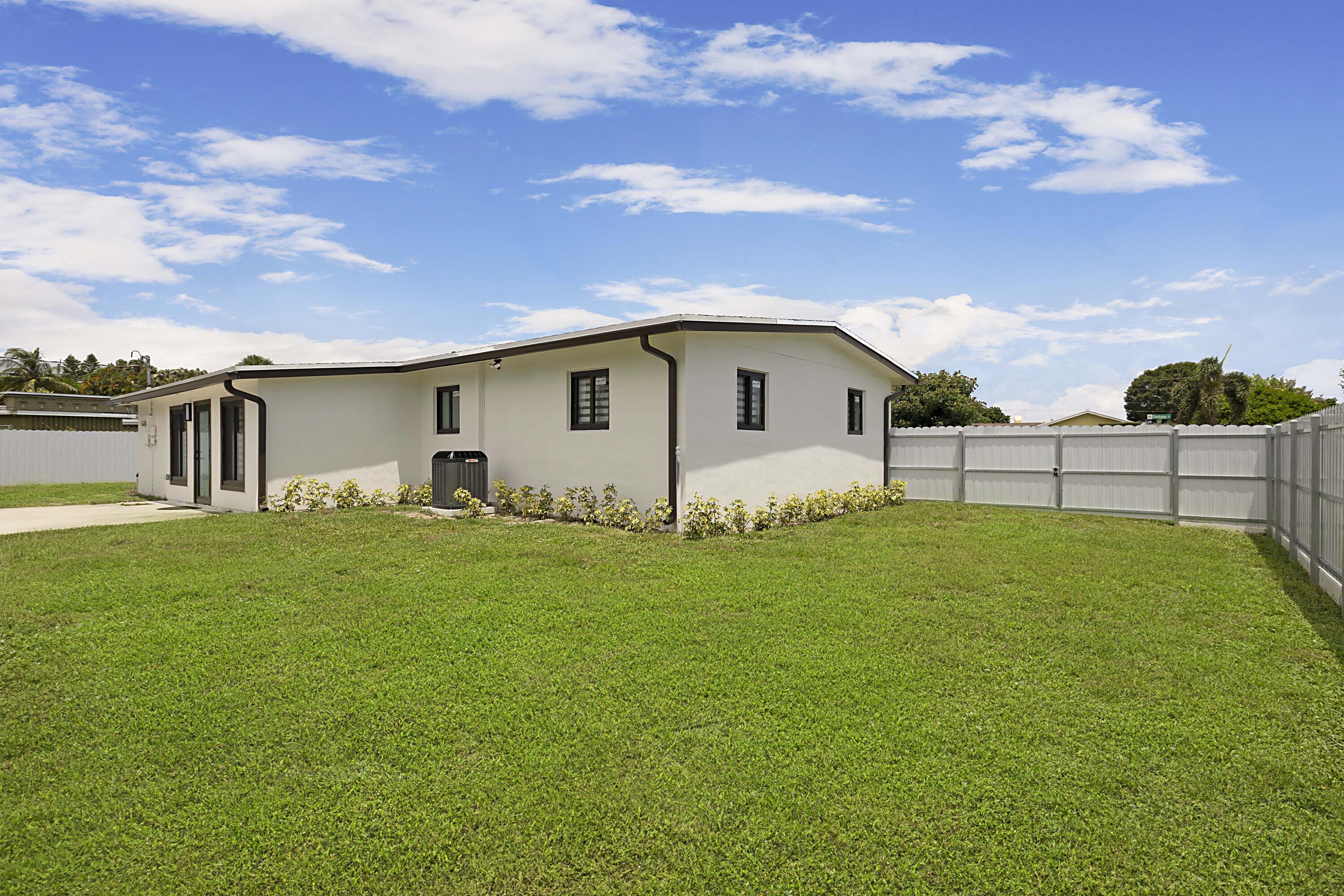 421 FONTANA, Palm Springs FL 33461