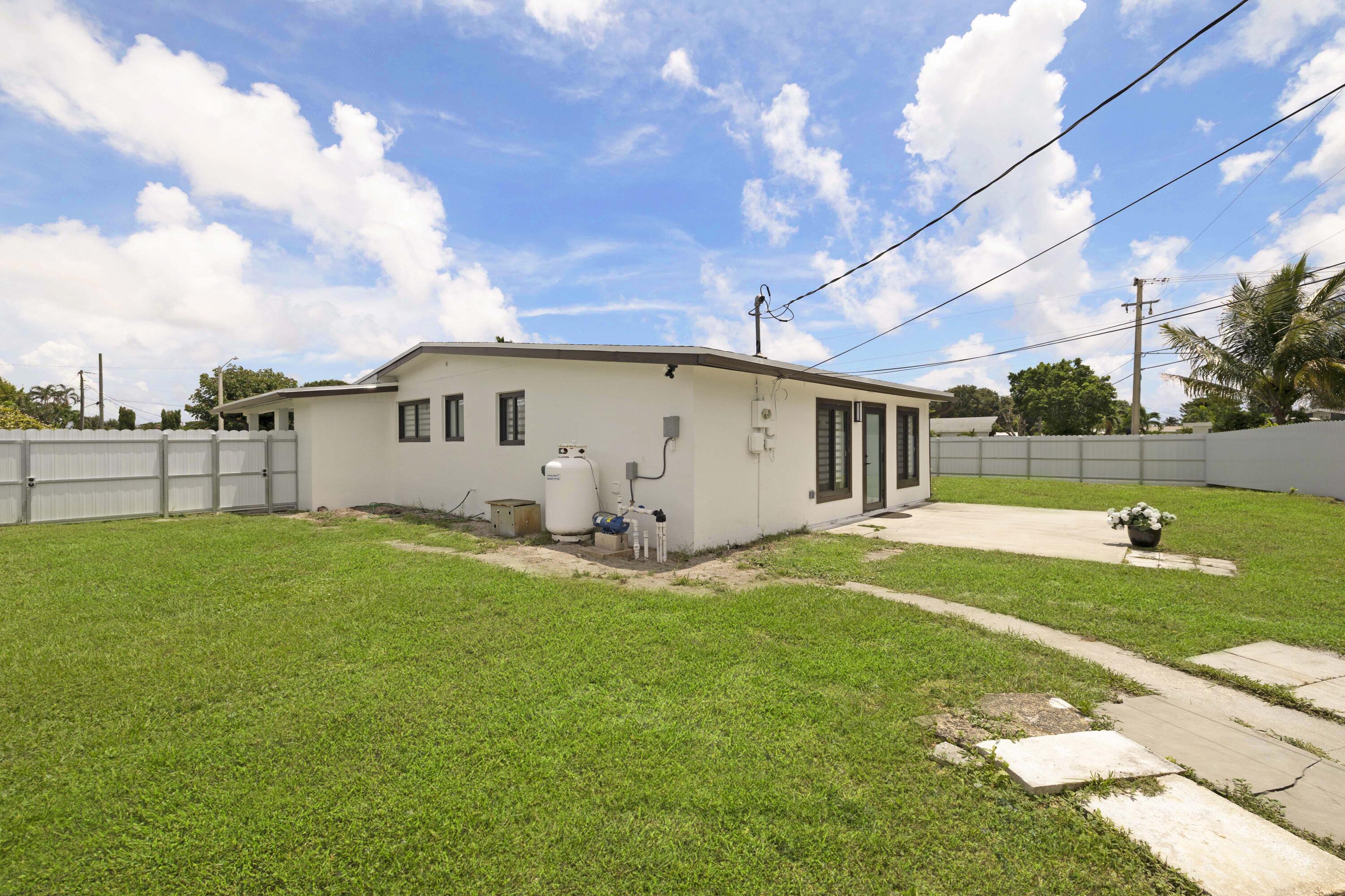 421 FONTANA, Palm Springs FL 33461
