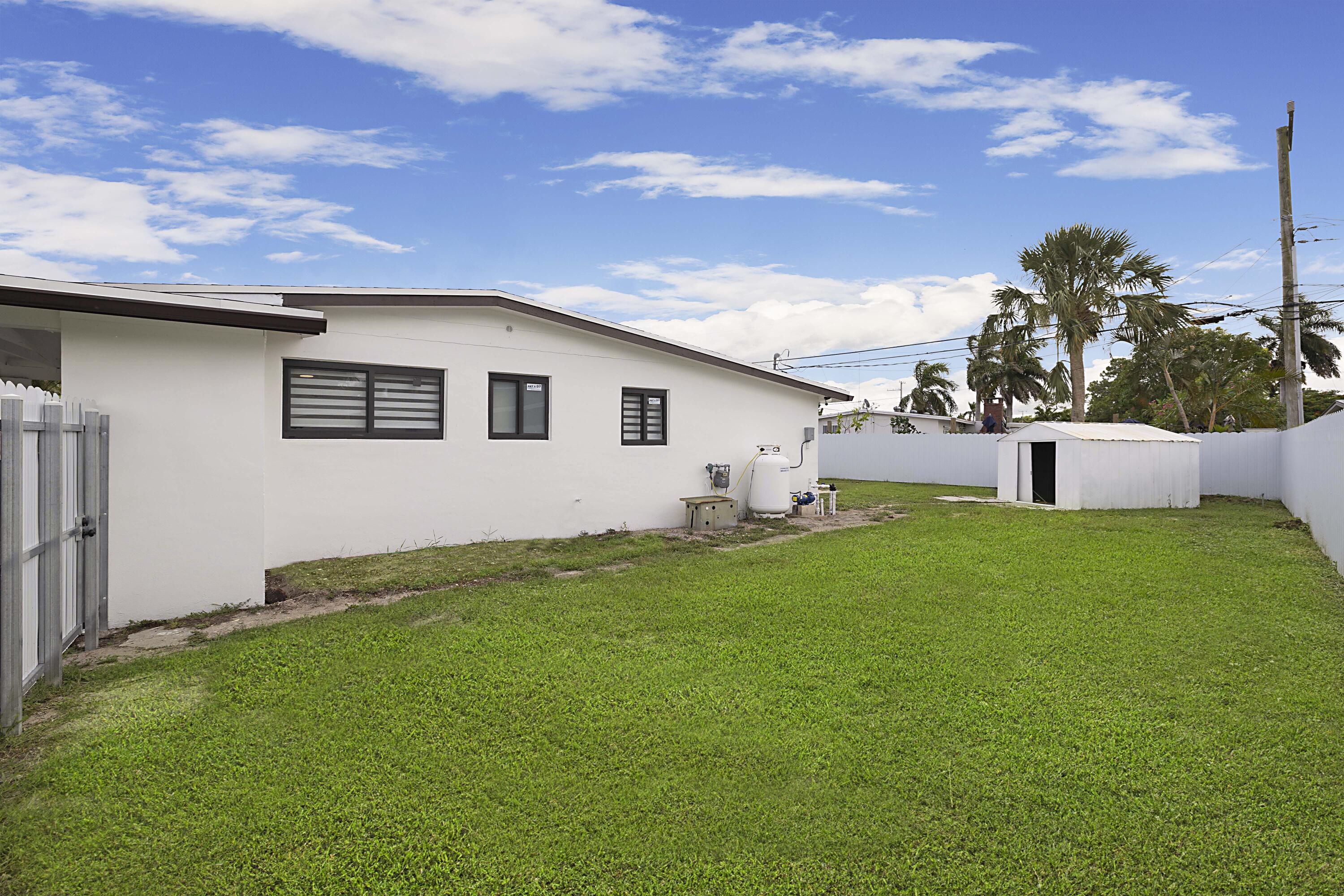 421 FONTANA, Palm Springs FL 33461
