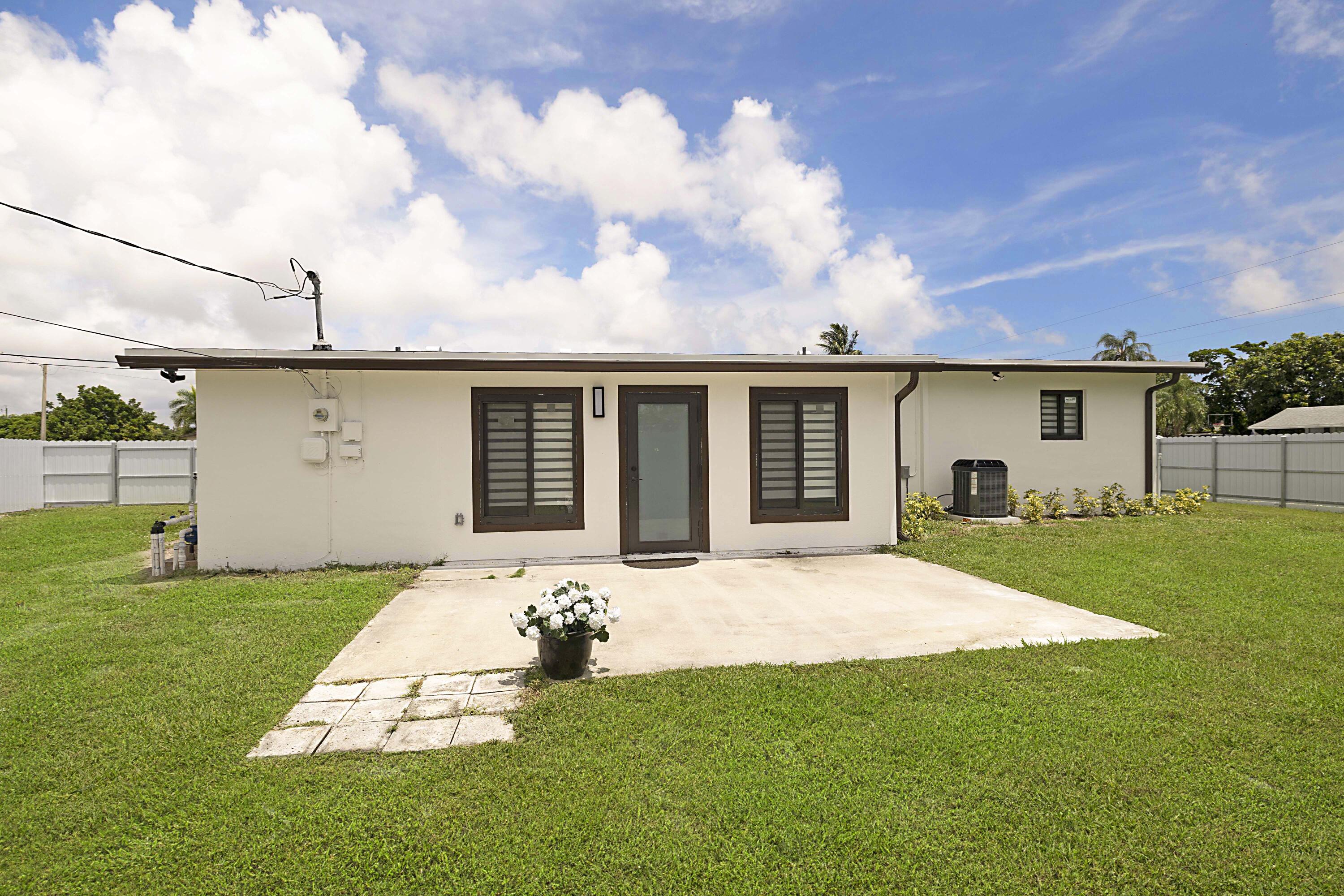 421 FONTANA, Palm Springs FL 33461