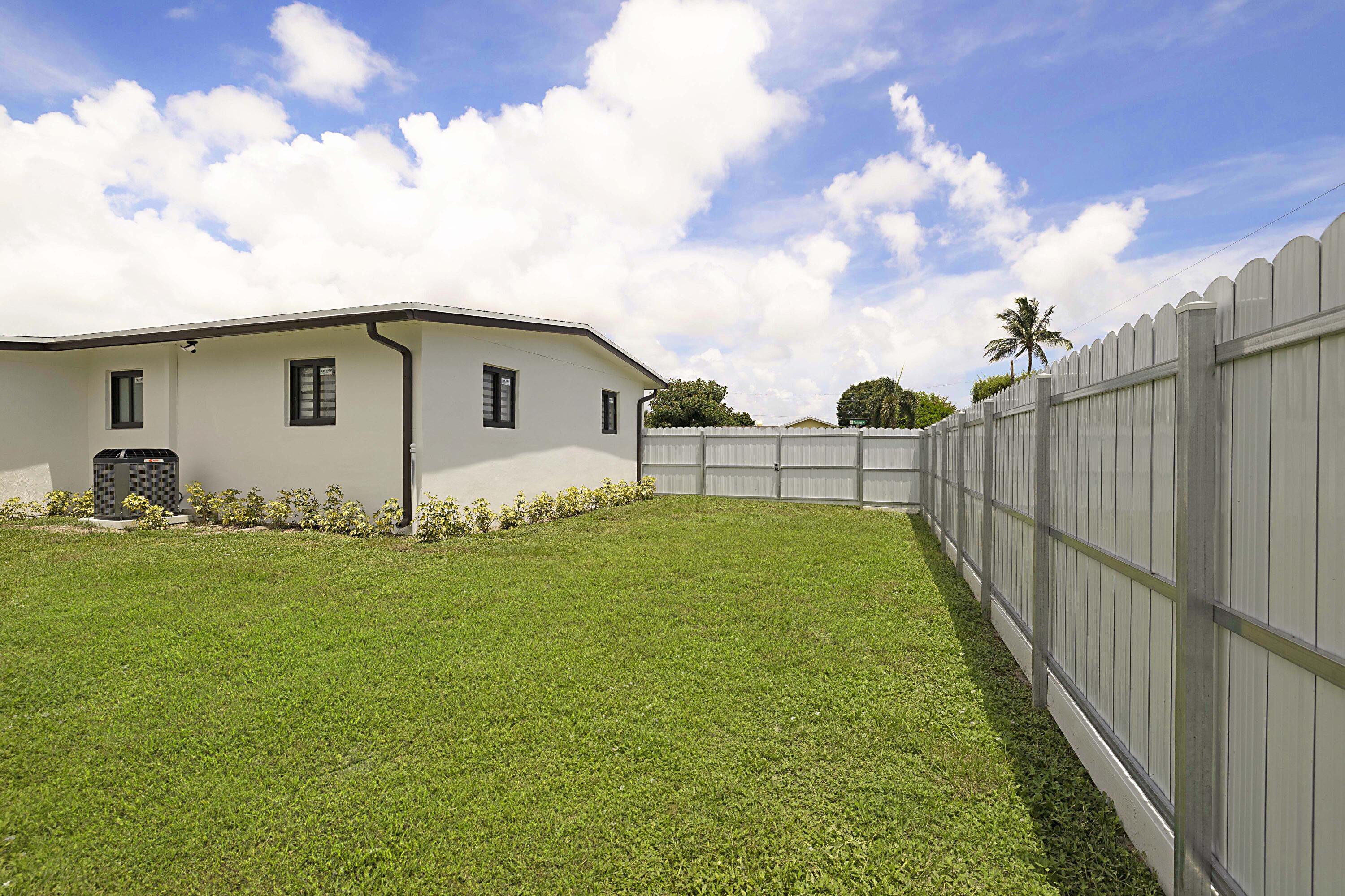 421 FONTANA, Palm Springs FL 33461