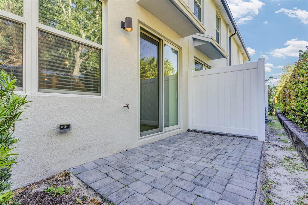 5659 Enclave, Mangonia Park FL 33407