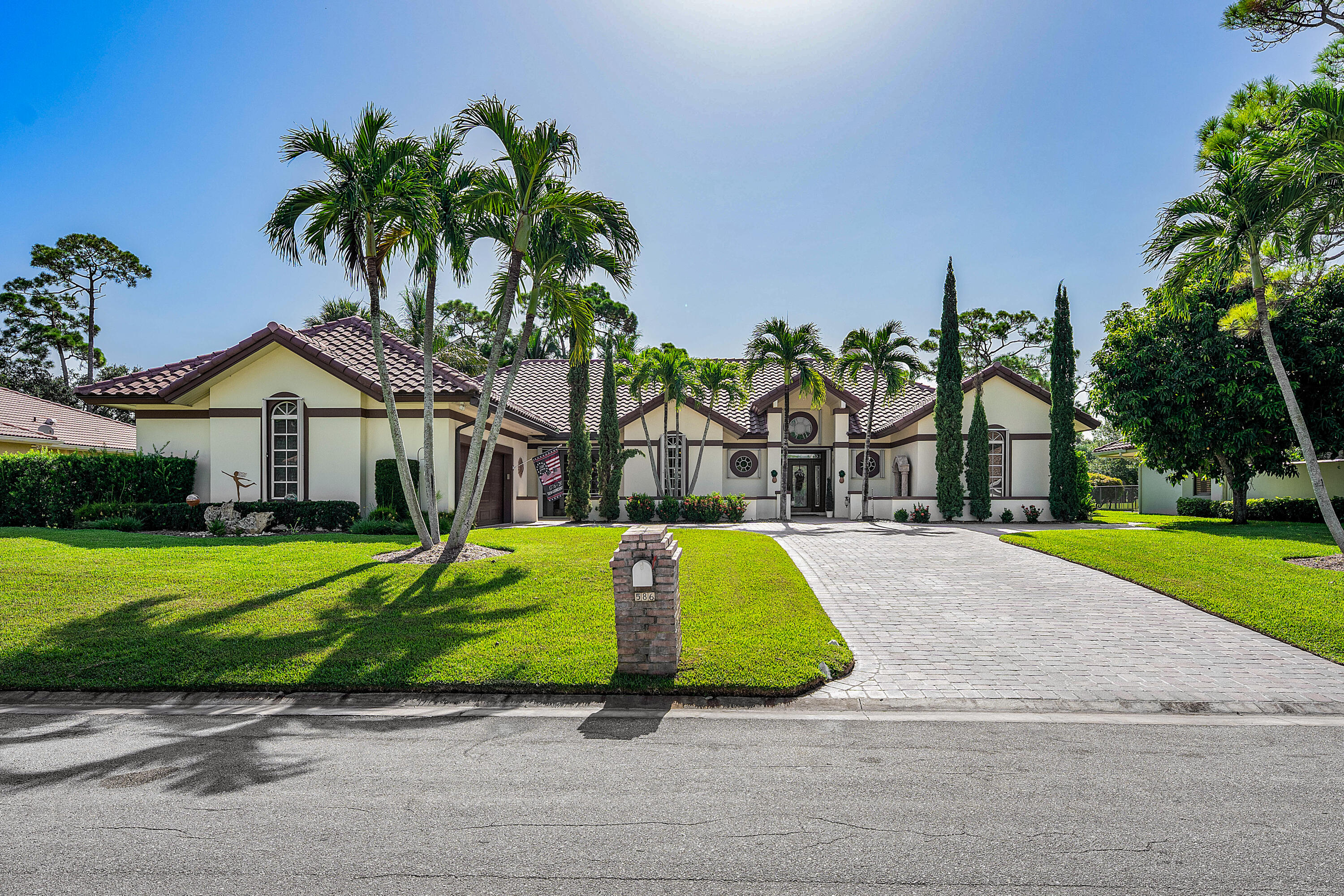 586 N Country Club, Atlantis FL 33462