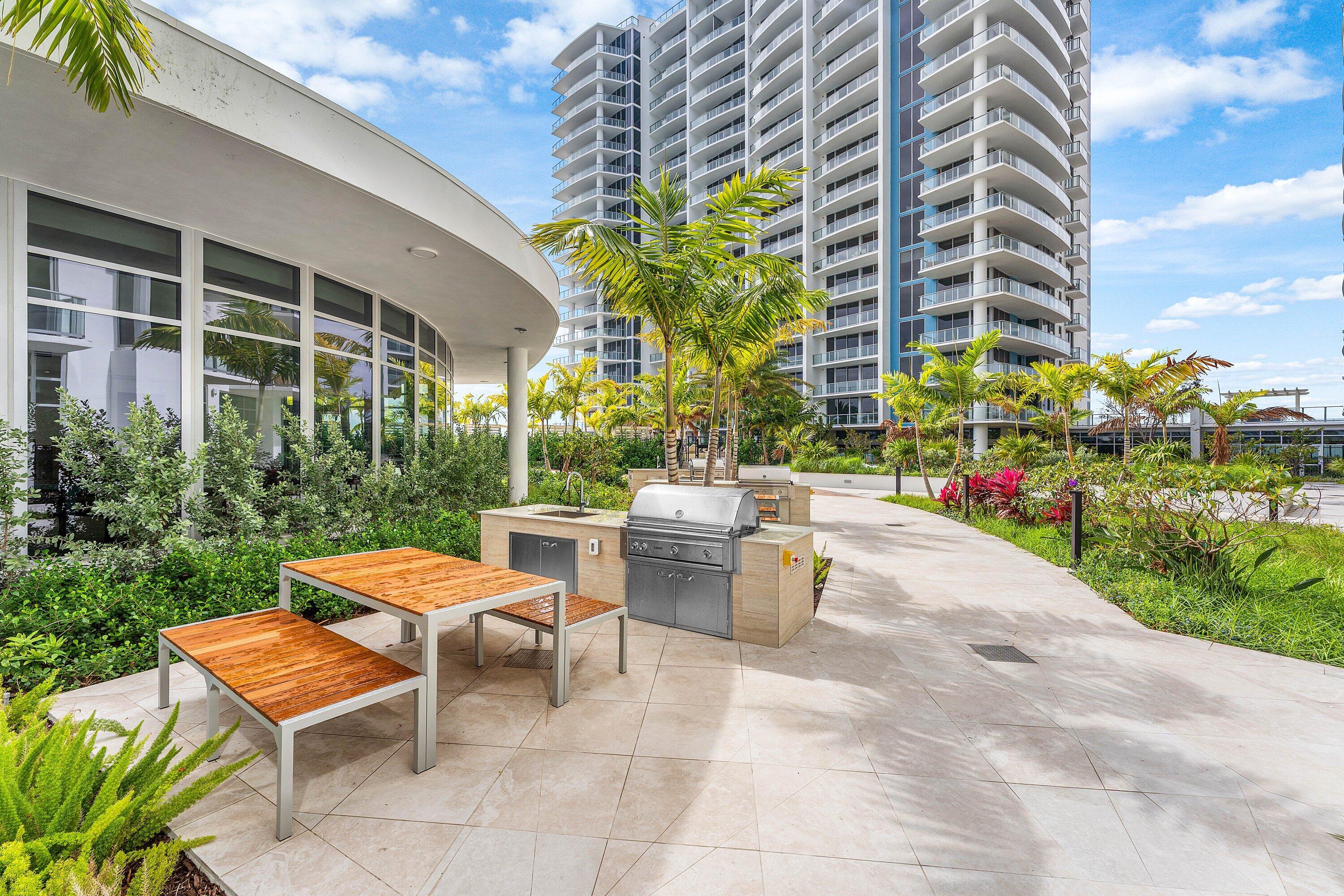 220 LAKE SHORE DR #1107, Lake Park FL 33403