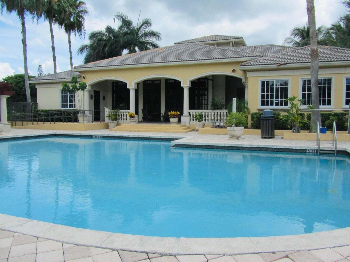 300 CRESTWOOD #309, Royal Palm Beach FL 33411
