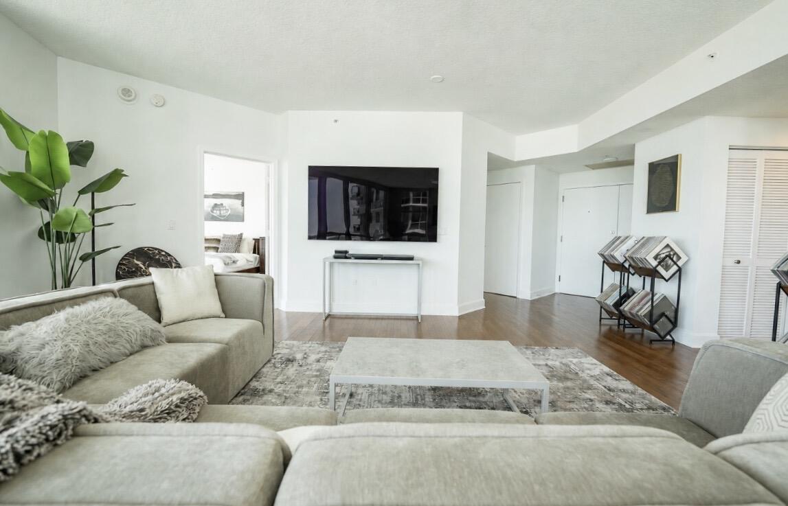 111 SE 8th #1402, Fort Lauderdale FL 33301