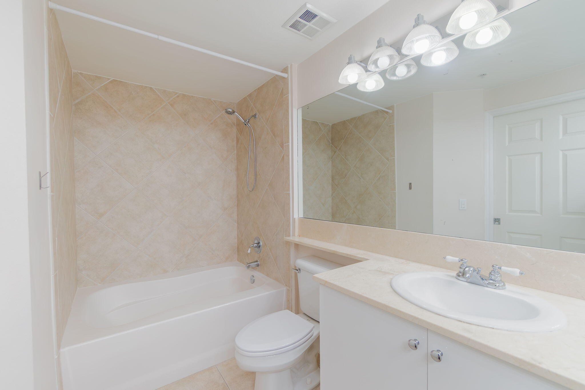 804 E Windward #211, Lantana FL 33462