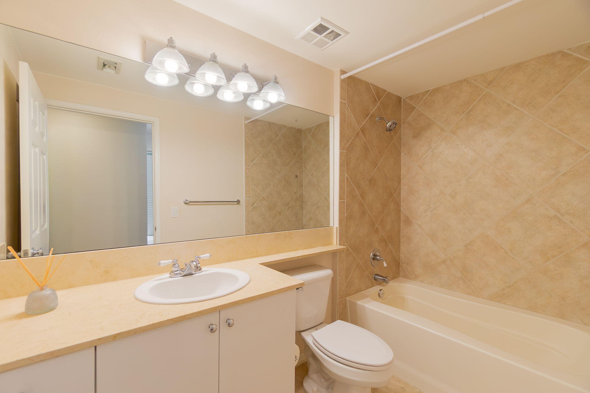 804 E Windward #211, Lantana FL 33462