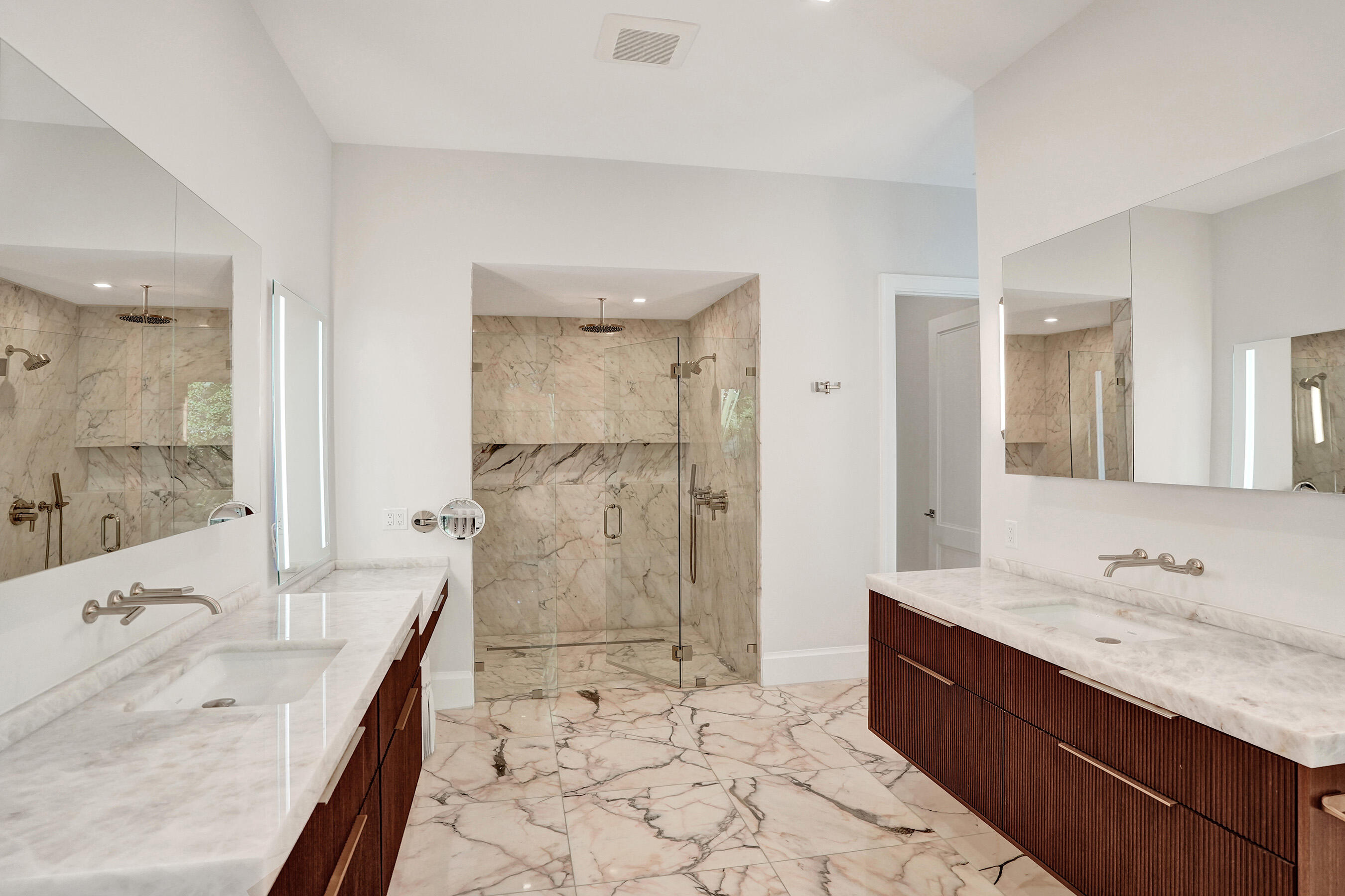 7 Tahoe, Sea Ranch Lakes FL 33308