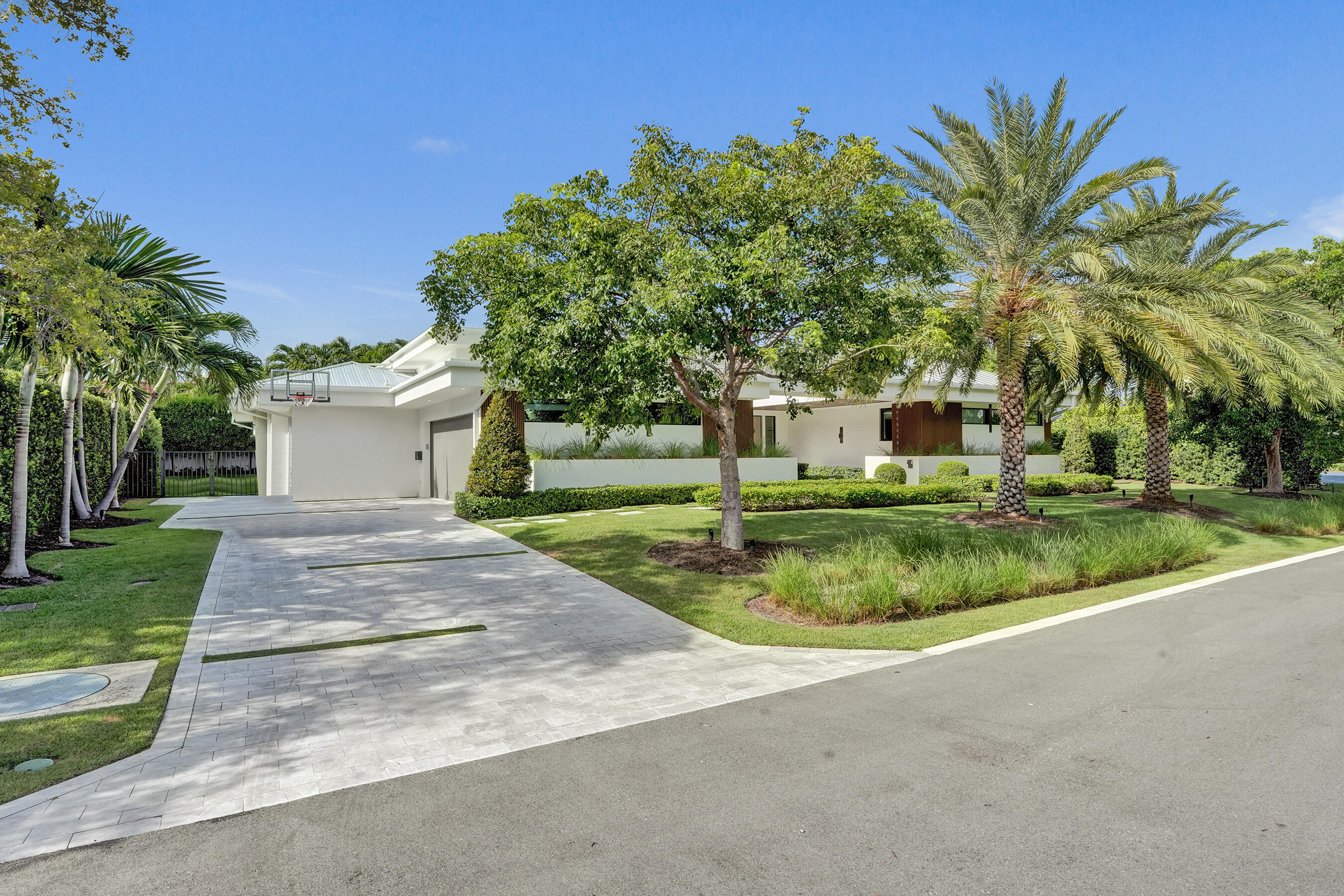 7 Tahoe, Sea Ranch Lakes FL 33308