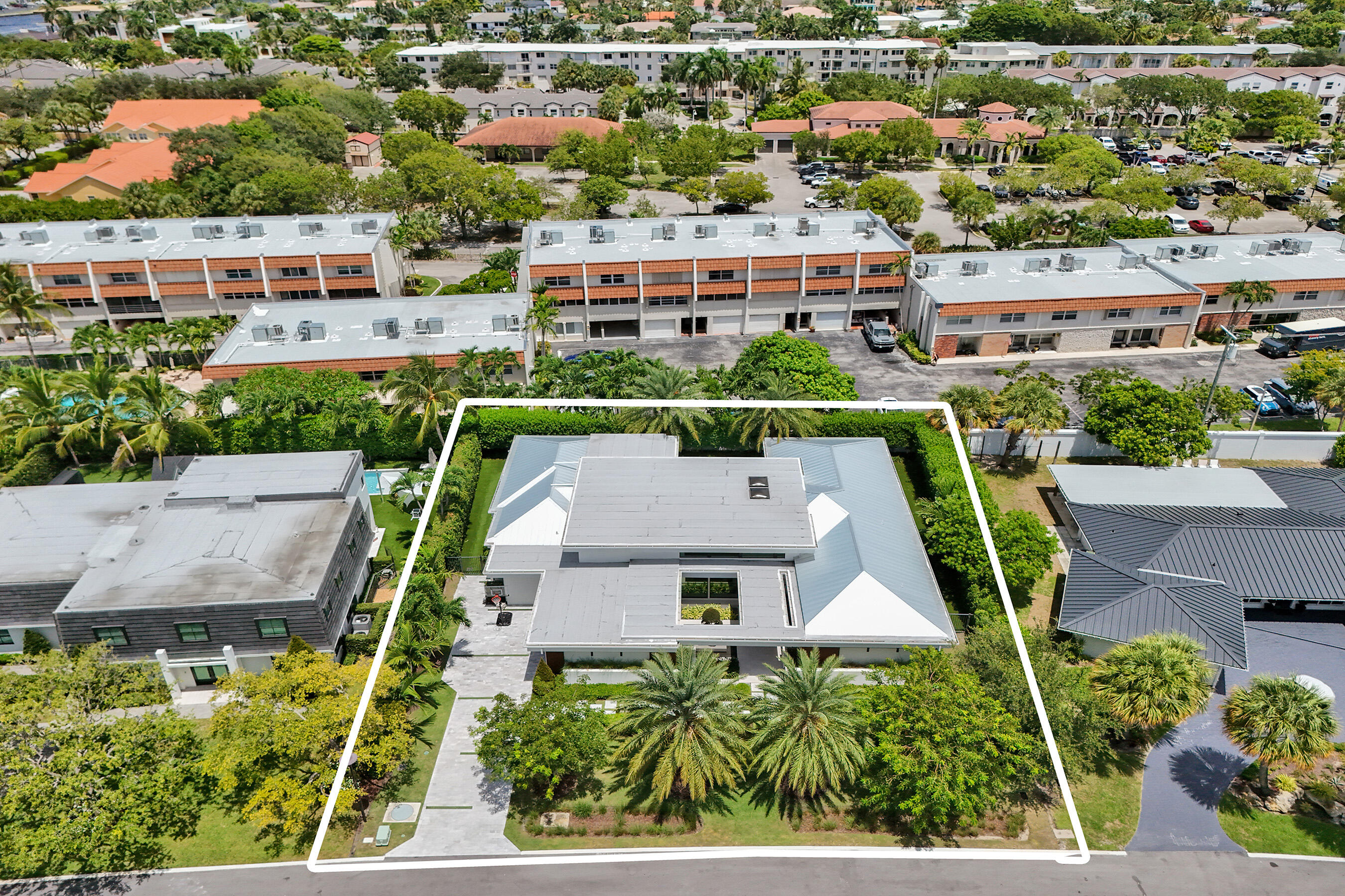 7 Tahoe, Sea Ranch Lakes FL 33308
