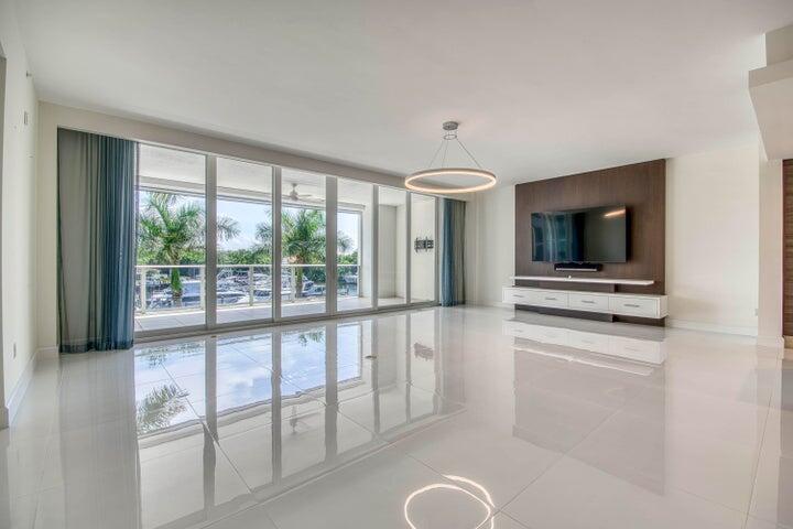 2700 Donald Ross #306, Palm Beach Gardens FL 33410