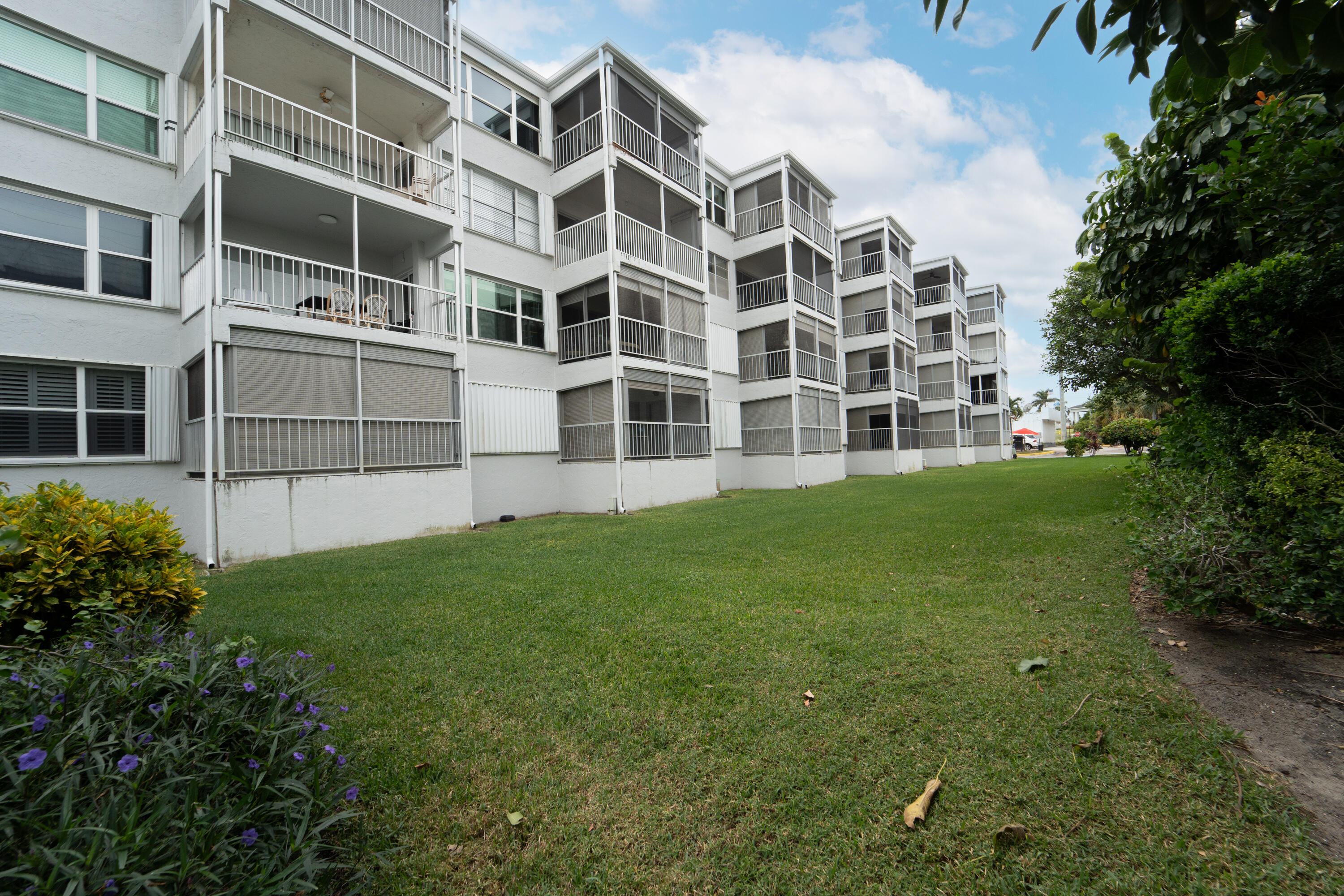 155 YACHT CLUB #207, North Palm Beach FL 33408
