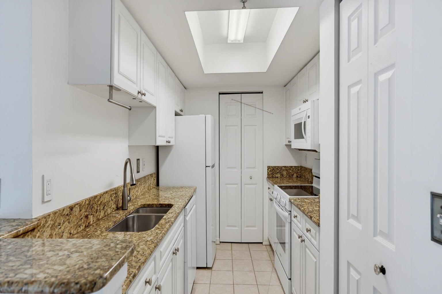 400 CRESTWOOD #417, Royal Palm Beach FL 33411