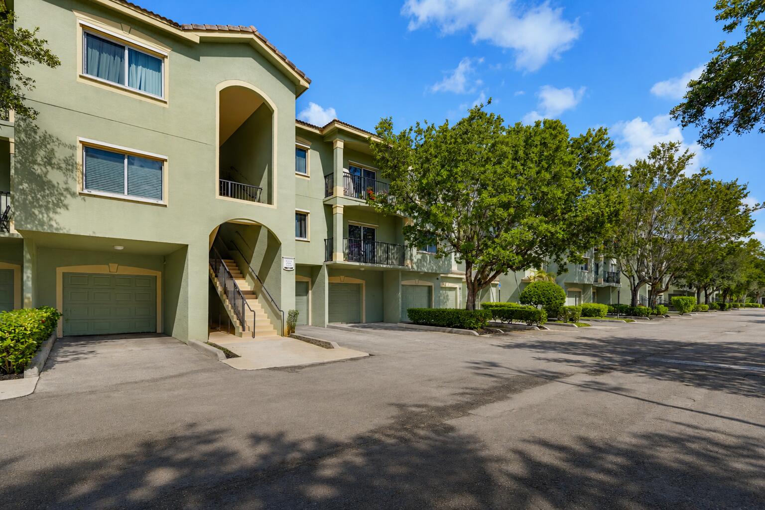 350 CRESTWOOD #306, Royal Palm Beach FL 33411