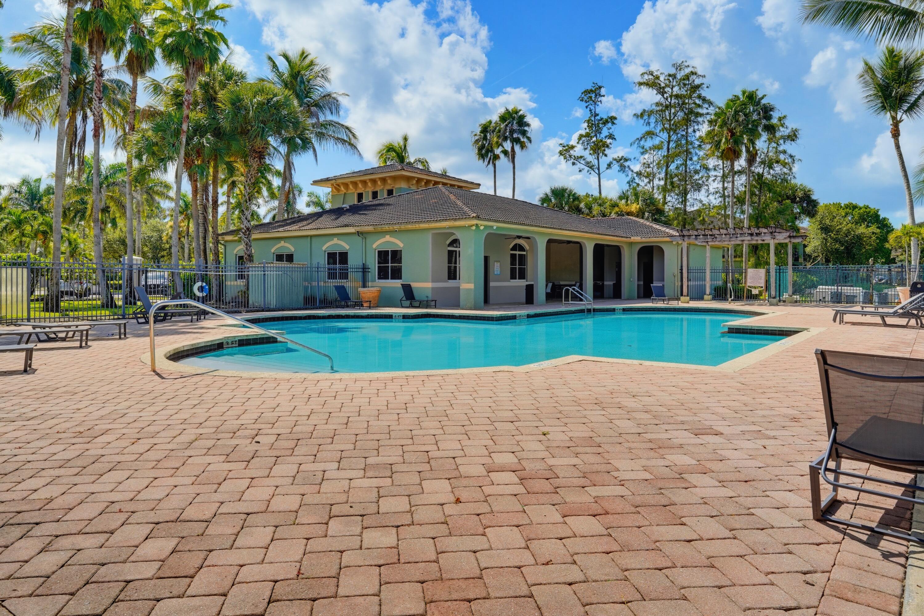 350 CRESTWOOD #306, Royal Palm Beach FL 33411