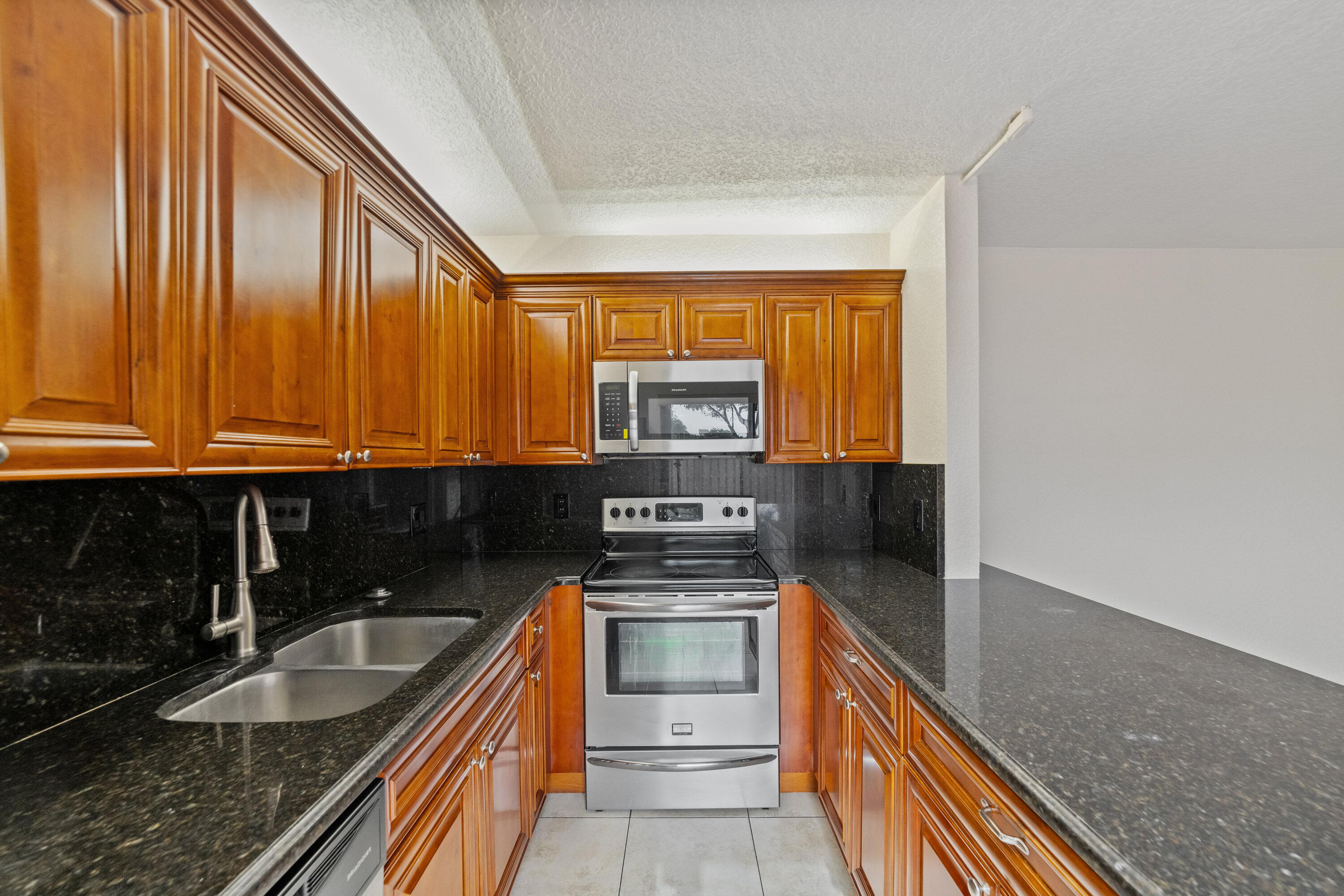 385 LAKE ARBOR, Palm Springs FL 33461