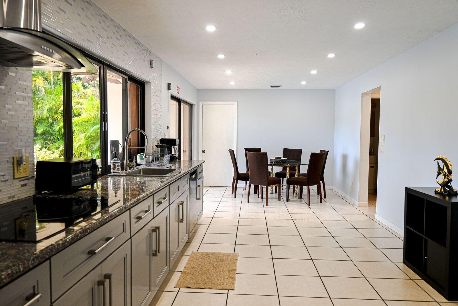 1104 WASHINGTON, Hollywood FL 33019
