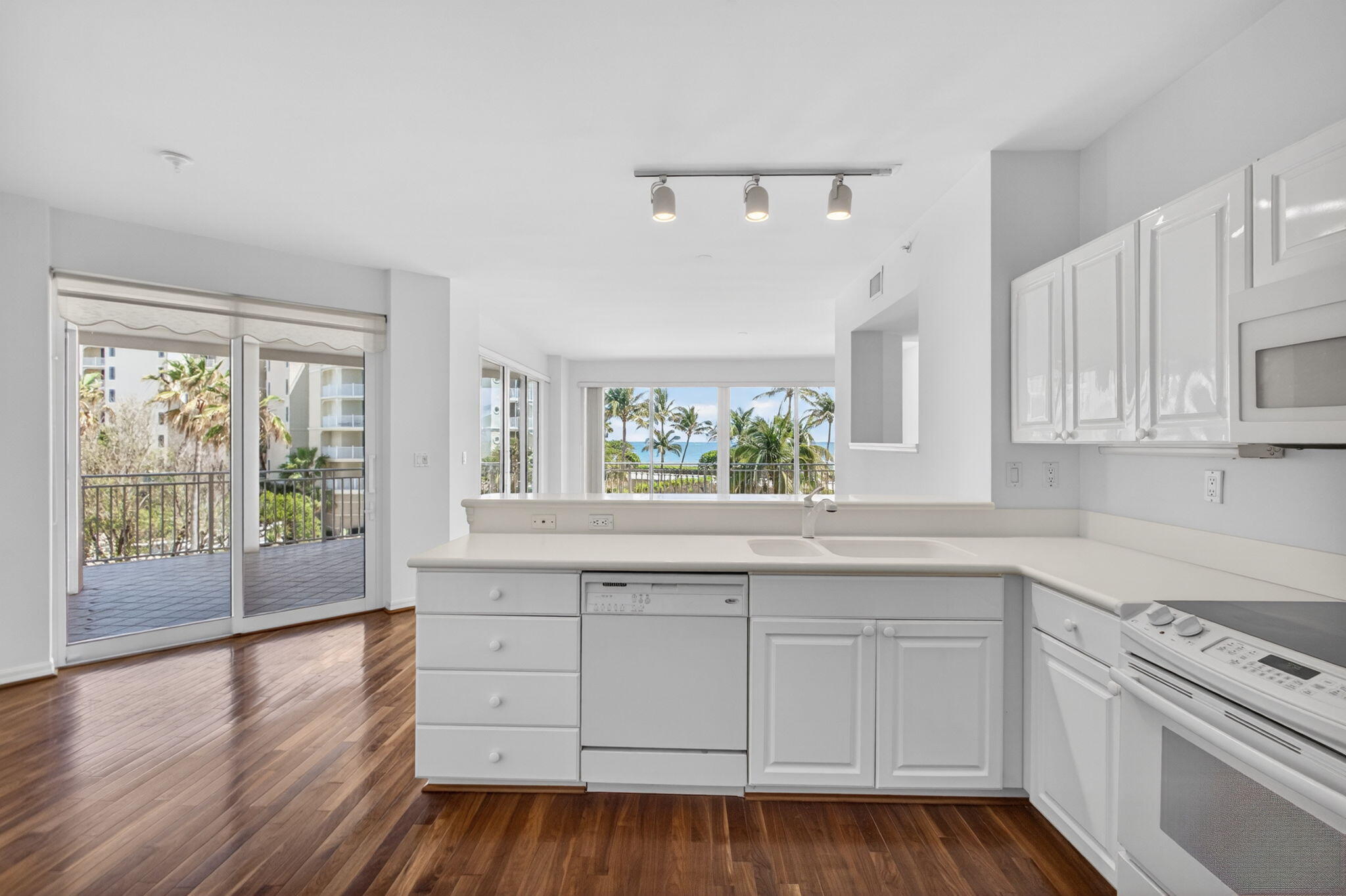 1660 S Highway A1A (Incl. separate deeded guest suite) #222, Jupiter FL 33477