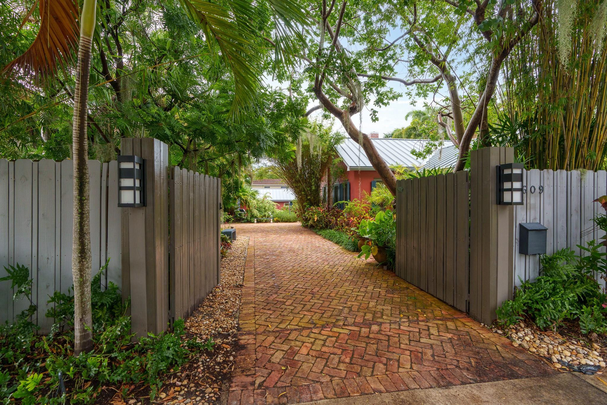 1609 NE 2ND, Fort Lauderdale FL 33301