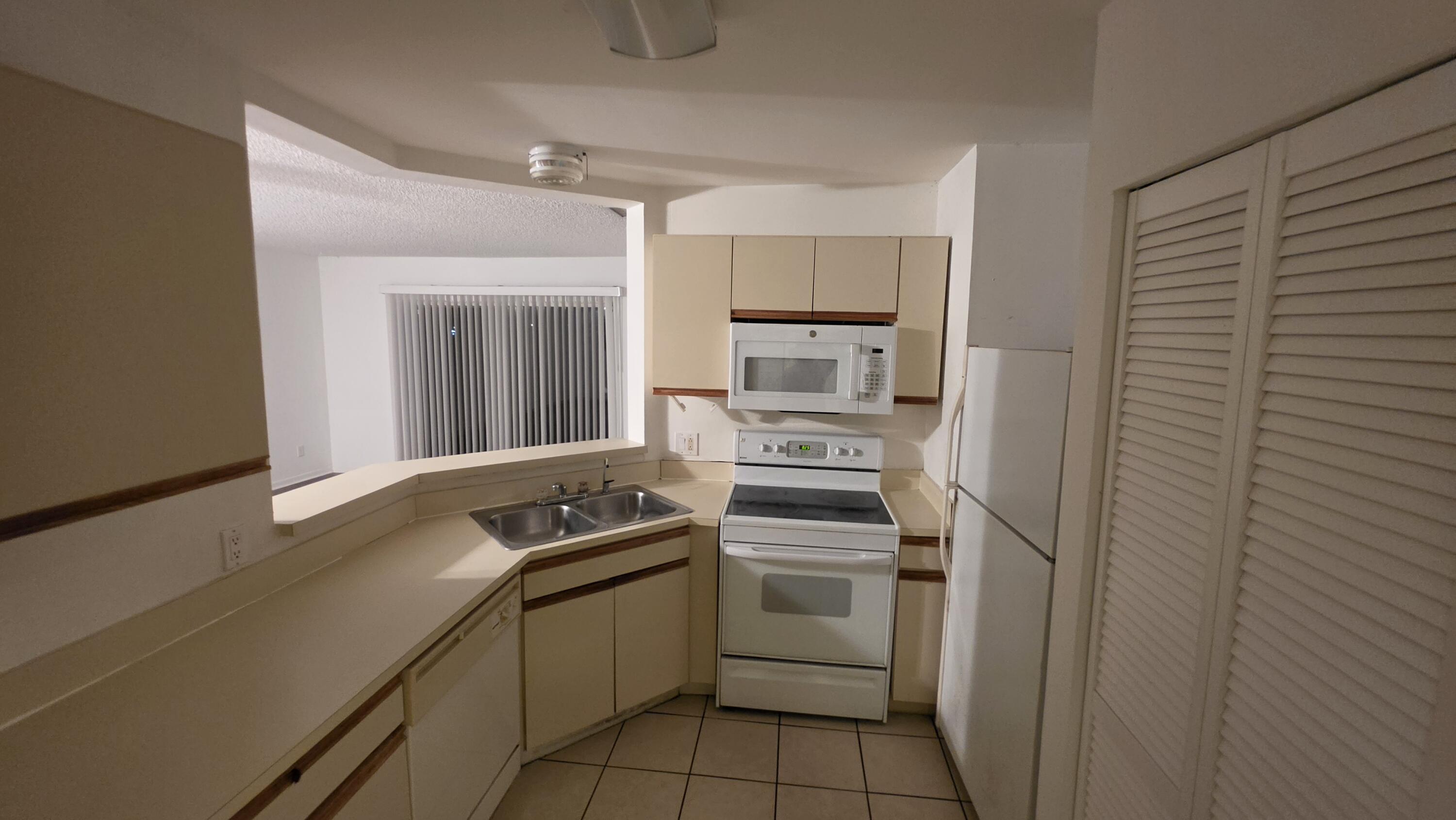 3453 NW 44TH #104, Oakland Park FL 33309