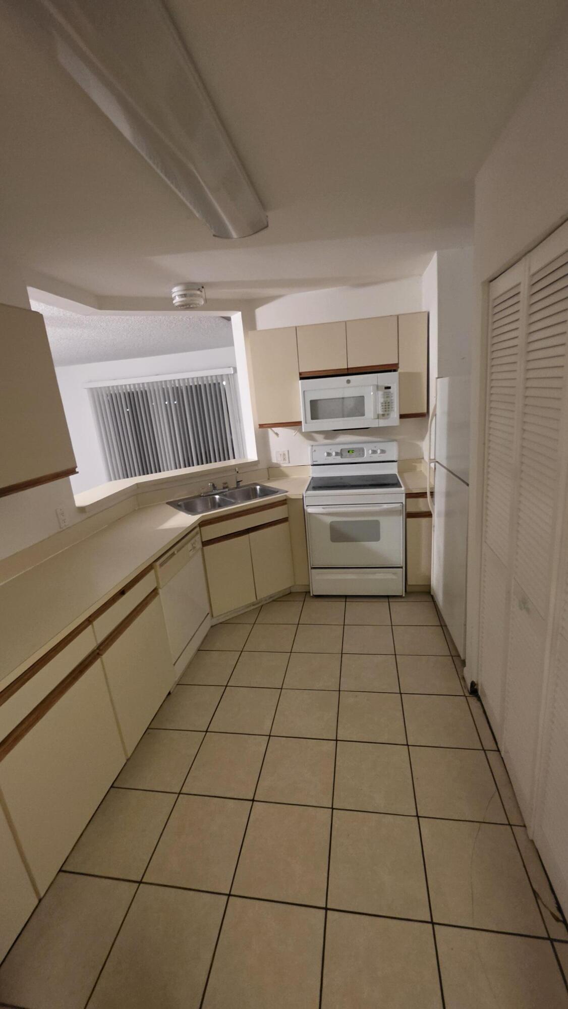 3453 NW 44TH #104, Oakland Park FL 33309