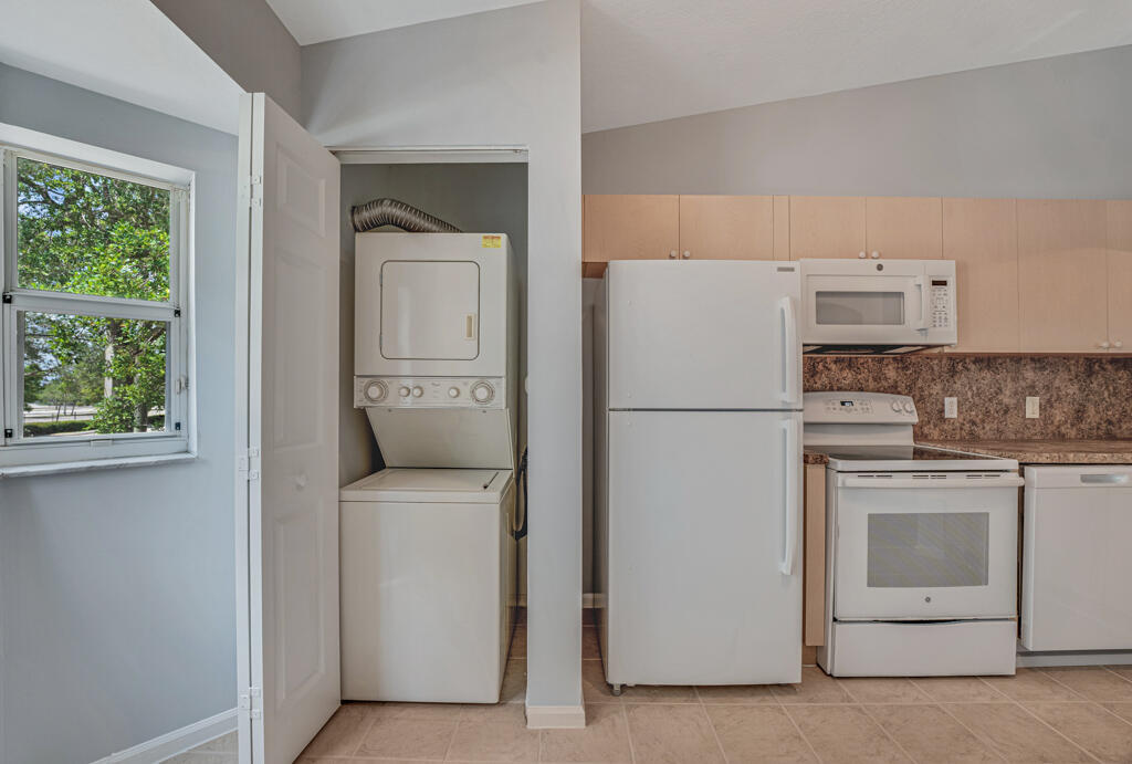 3810 N JOG #204, West Palm Beach FL 33411